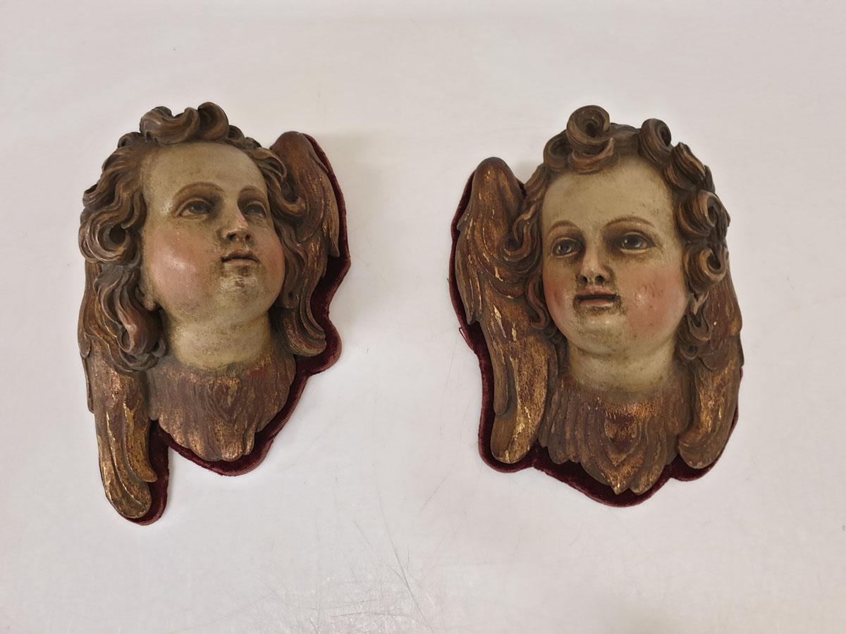 Impressive and visually grateful,
a pair of wooden carvings depicting small, winged putt heads.

Set (pendant-left, right) outstanding artistically, perfect proportions and high-class woodcarving workshop.
Hand polychrome and gilding
Material
