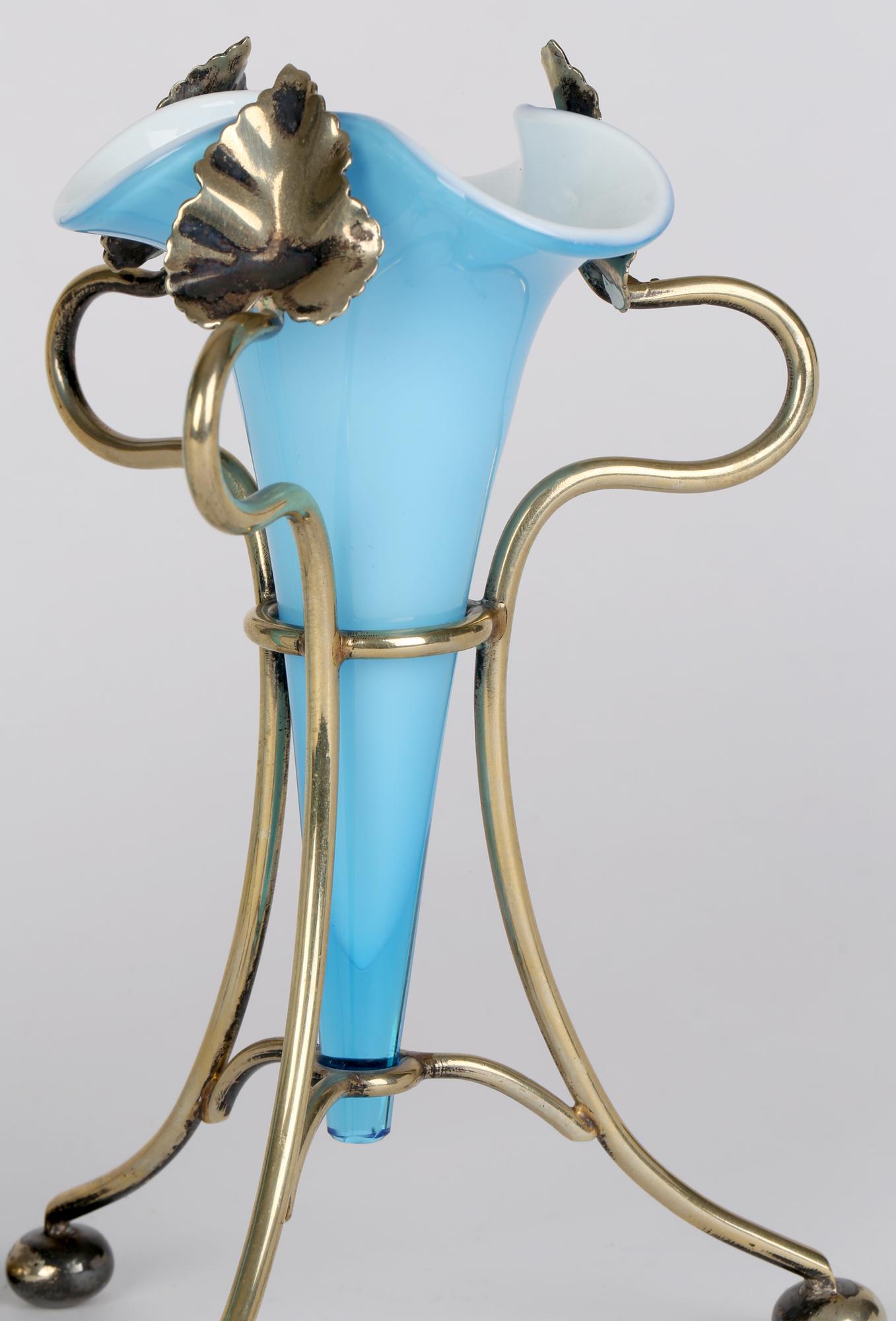 Ein stilvolles Paar Art Nouveau Paar Thomas Webb zugeschrieben umhüllten blauen Glasvasen in einem versilberten scrolling Blatt und Stiel Montierungen aus der Zeit um 1900. Die Ständer aus Drahtgeflecht stehen auf drei Kugelfüßen mit Blattranken,
