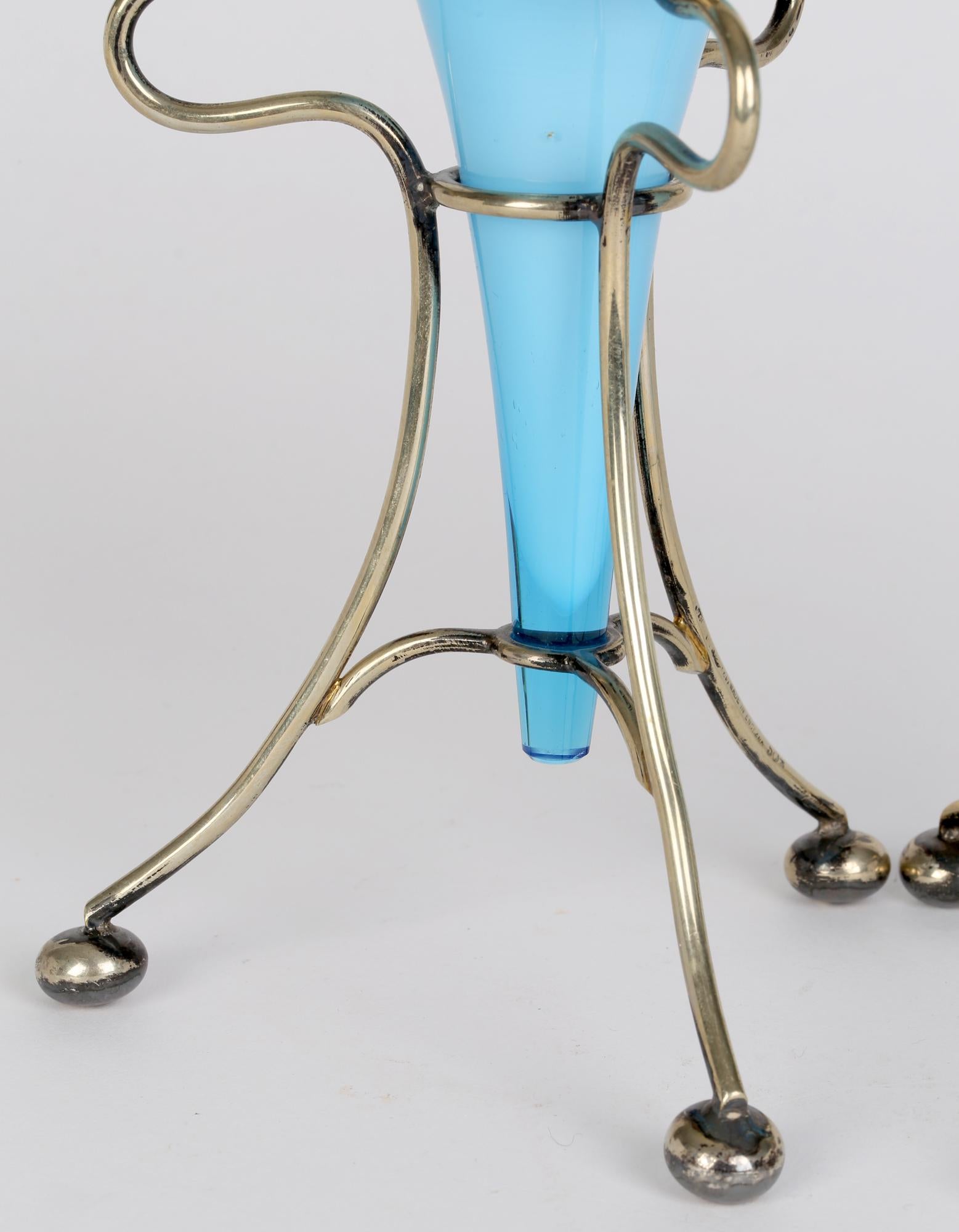 Paar versilberte blattmontierte Webb-Glasvasen im Art nouveau-Stil (Handgefertigt) im Angebot