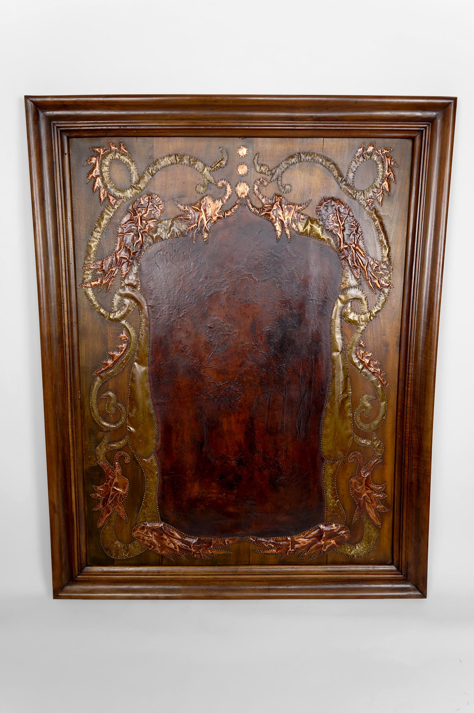 Wichtige Tafel - La Fontaines Fabel: Die Krähe und der Fuchs
Repoussé Leder & Dinanderie - Jugendstil - CIRCA 1890

Als dekoratives Meisterwerk von bemerkenswertem Ausmaß verkörpert diese Tafel die reiche ästhetische Sprache des späten 19.