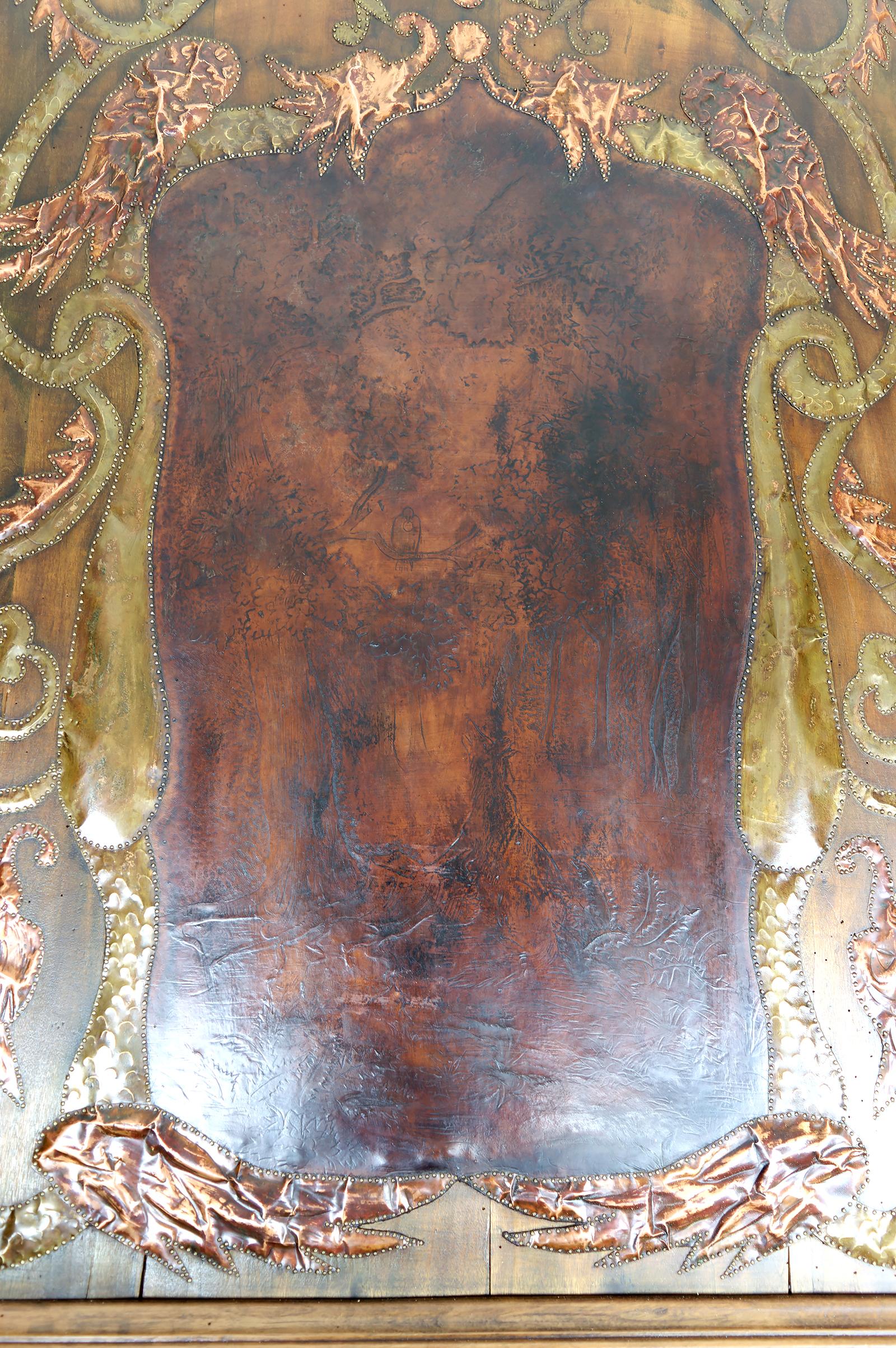 Jugendstil-Tafel, La Fontaines Fabel: Die Krähe und der Fuchs, Repoussé-Leder (Spätes 19. Jahrhundert) im Angebot