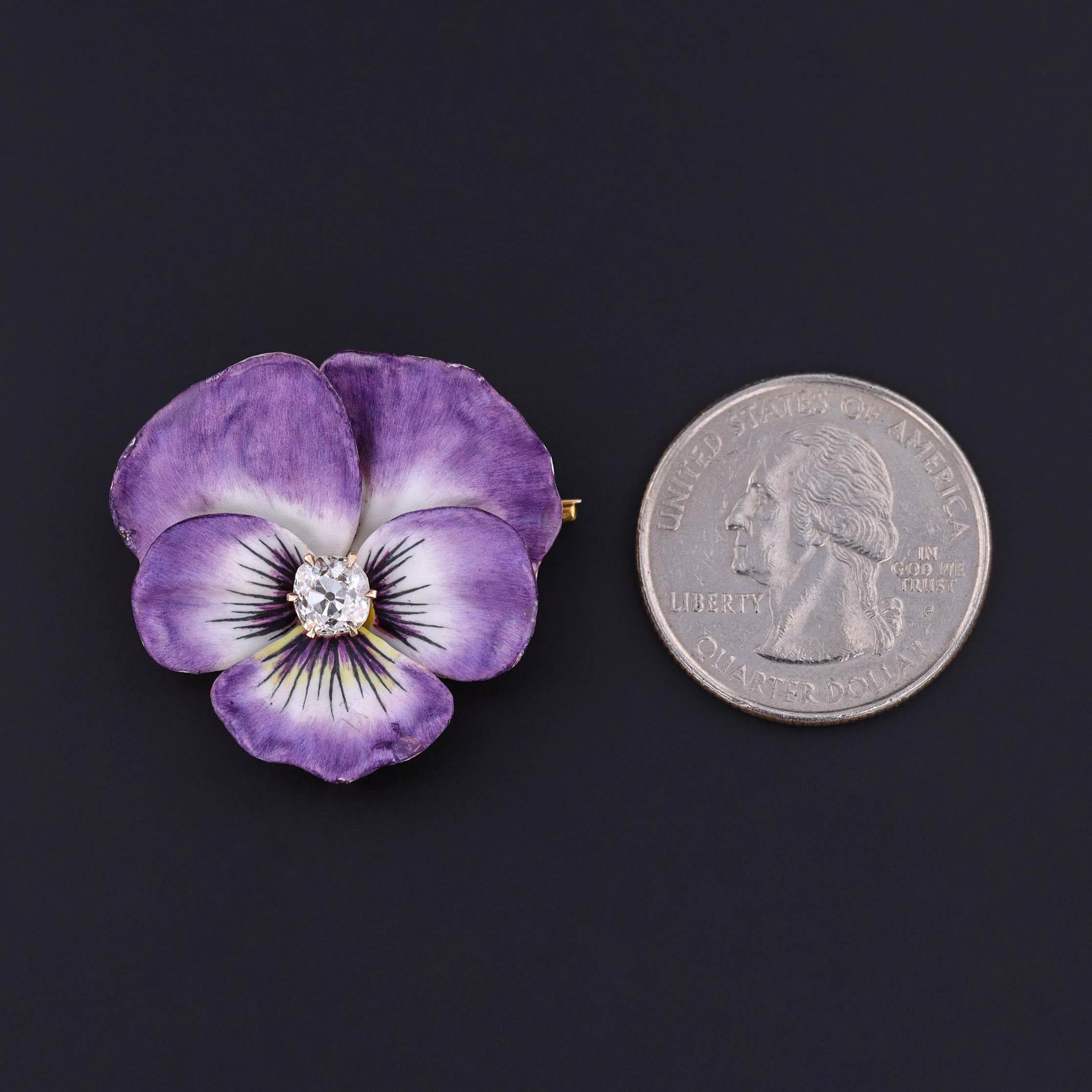 Magnífica expresión de la elegancia del Art Nouveau, este broche antiguo capta el romántico naturalismo de la época con una flor de pensamiento meticulosamente formada en oro de 14 quilates, con sus pétalos esmaltados a mano en ricos tonos violeta y