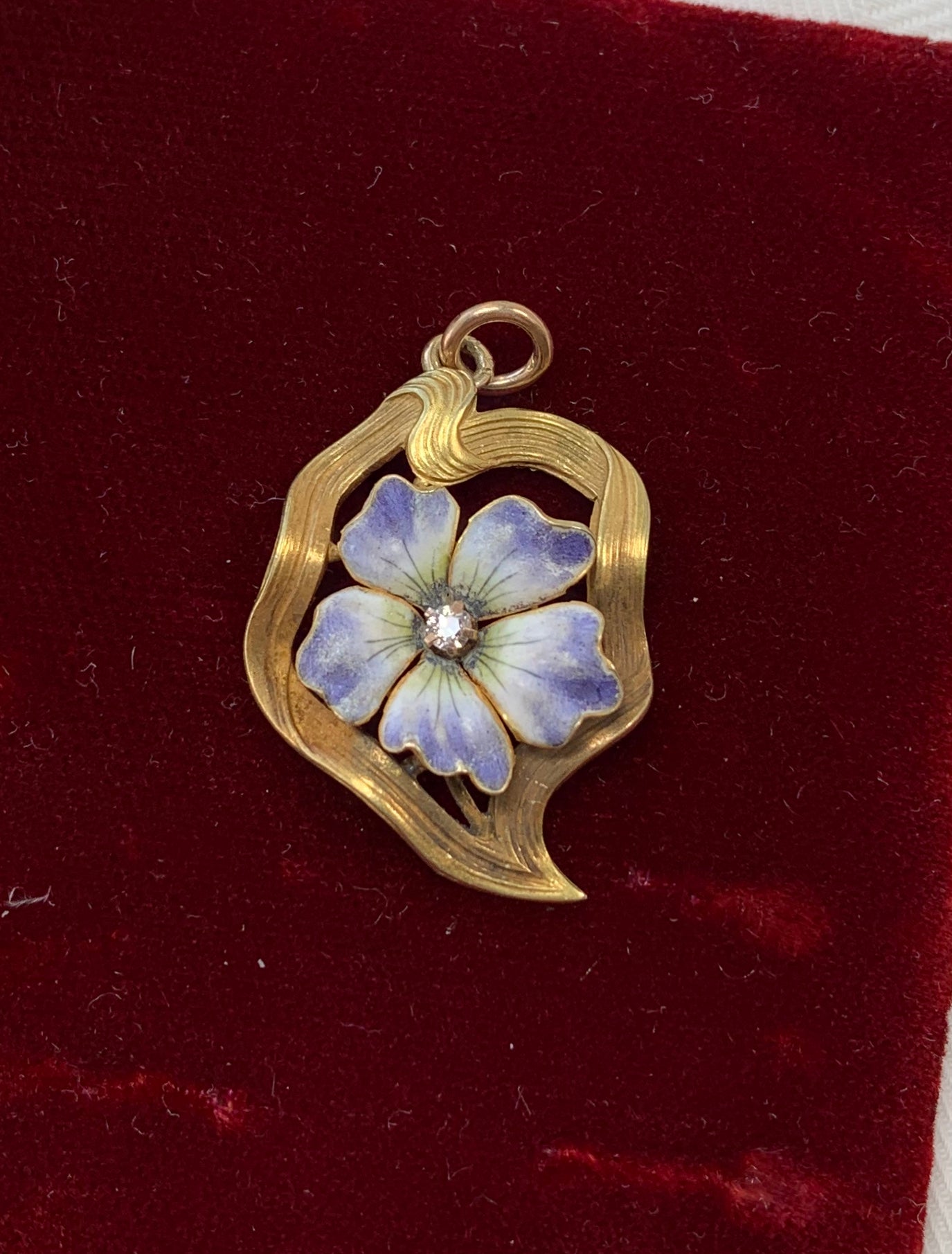 Art Nouveau Pansy Forget-Me-Not Flower OMC Diamond Enamel Pendant 14K Gold In Good Condition For Sale In New York, NY