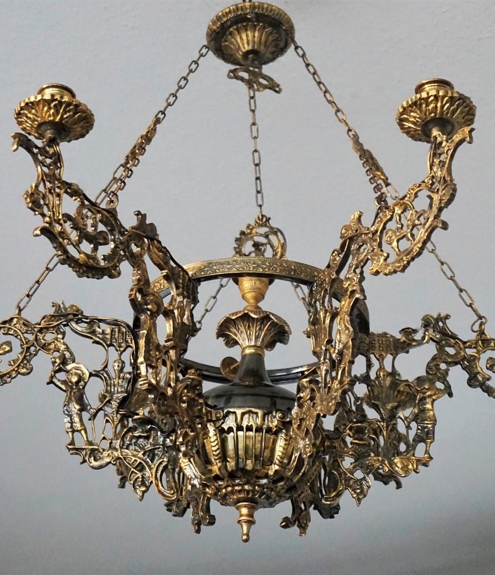 Art nouveau Lustre Art Nouveau en bronze patiné et laiton, sept chandeliers en vente