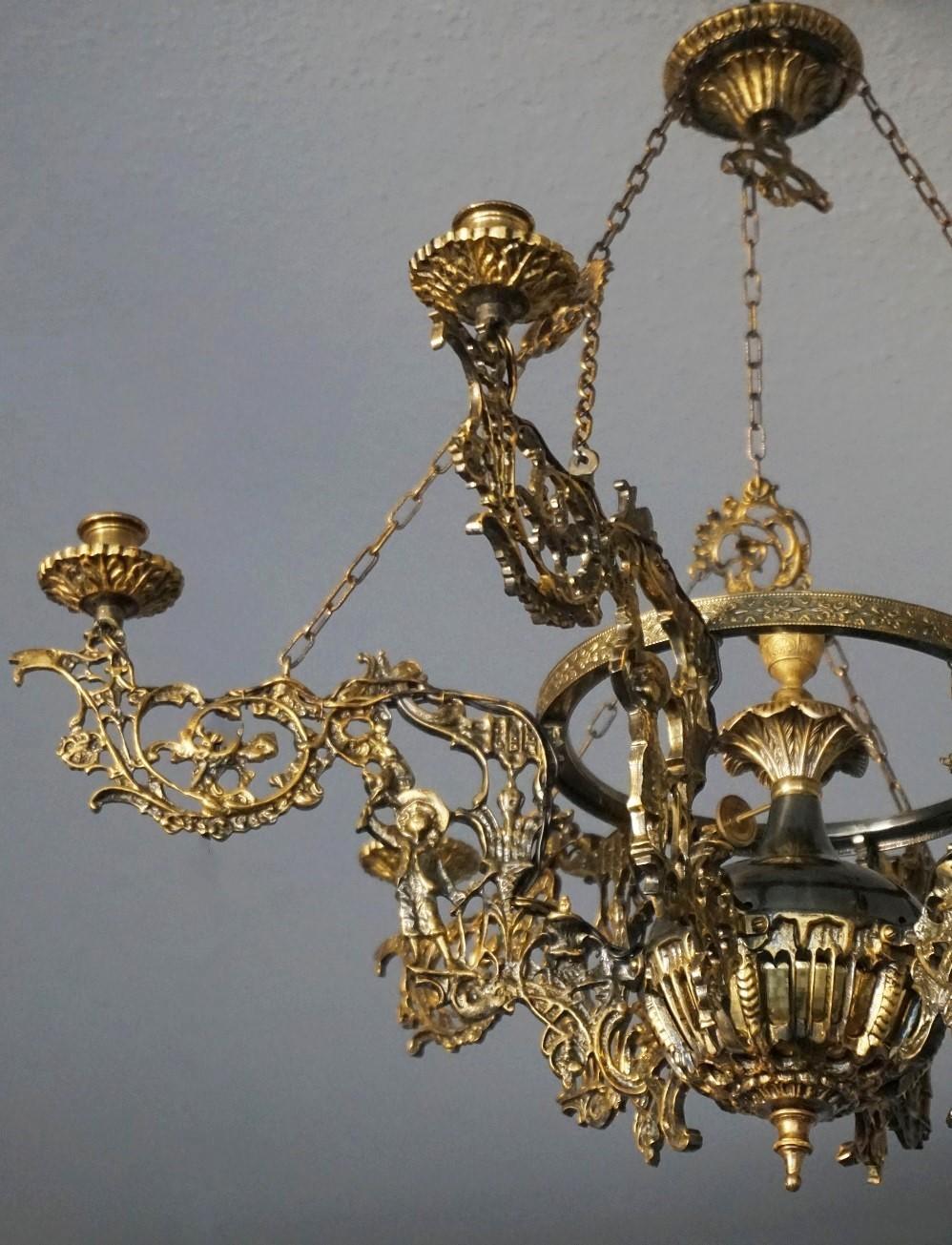 Français Lustre Art Nouveau en bronze patiné et laiton, sept chandeliers en vente
