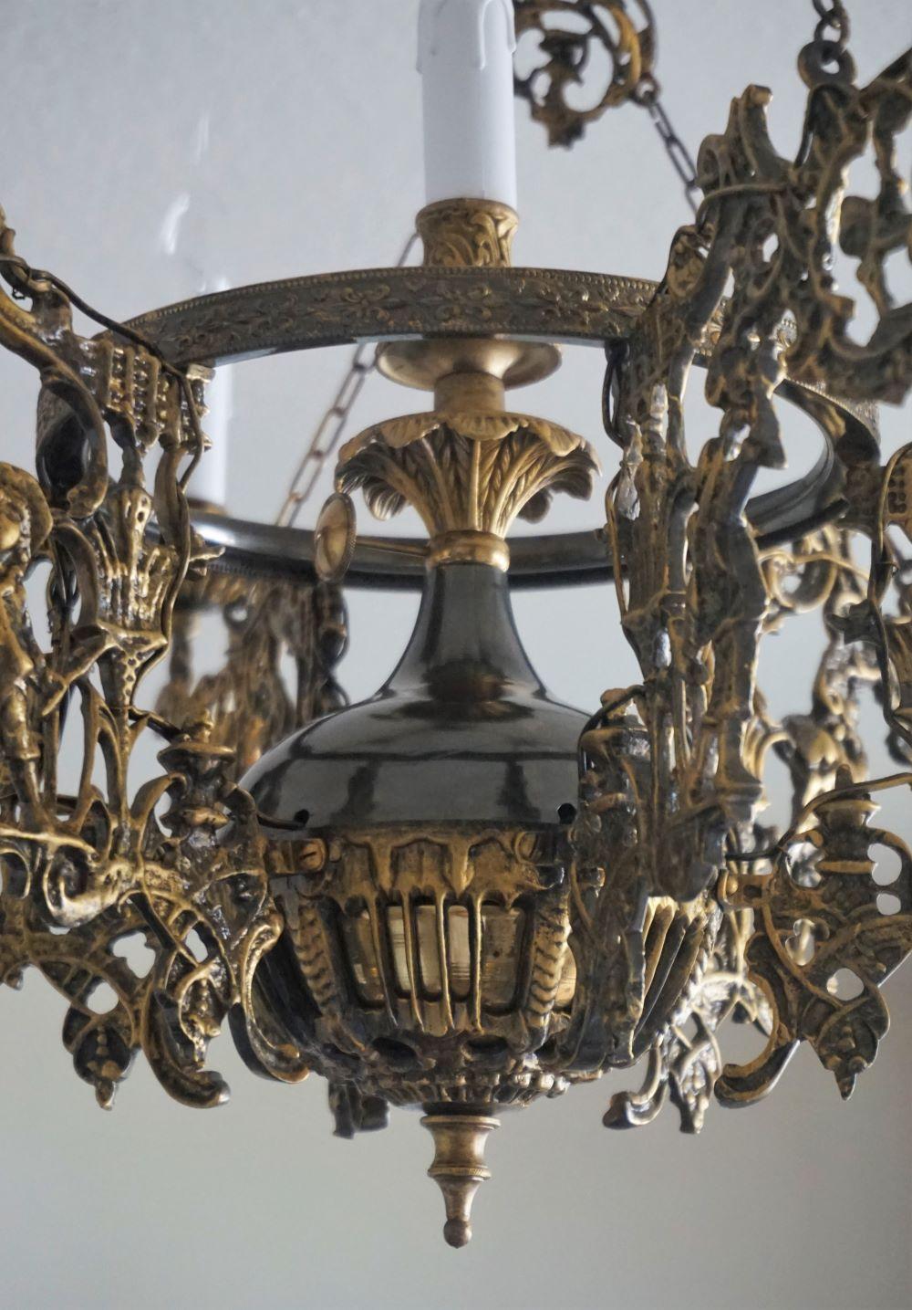 20ième siècle Lustre Art Nouveau en bronze patiné et laiton, sept chandeliers en vente