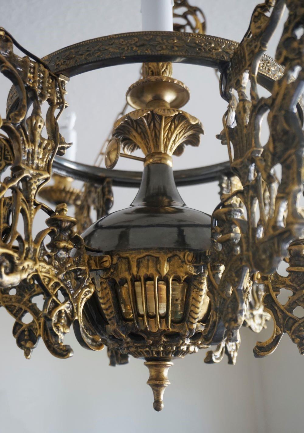 Laiton Lustre Art Nouveau en bronze patiné et laiton, sept chandeliers en vente