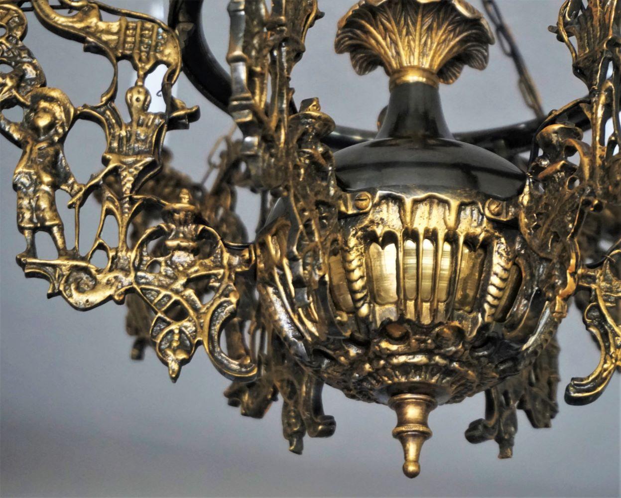 Lustre Art Nouveau en bronze patiné et laiton, sept chandeliers en vente 1