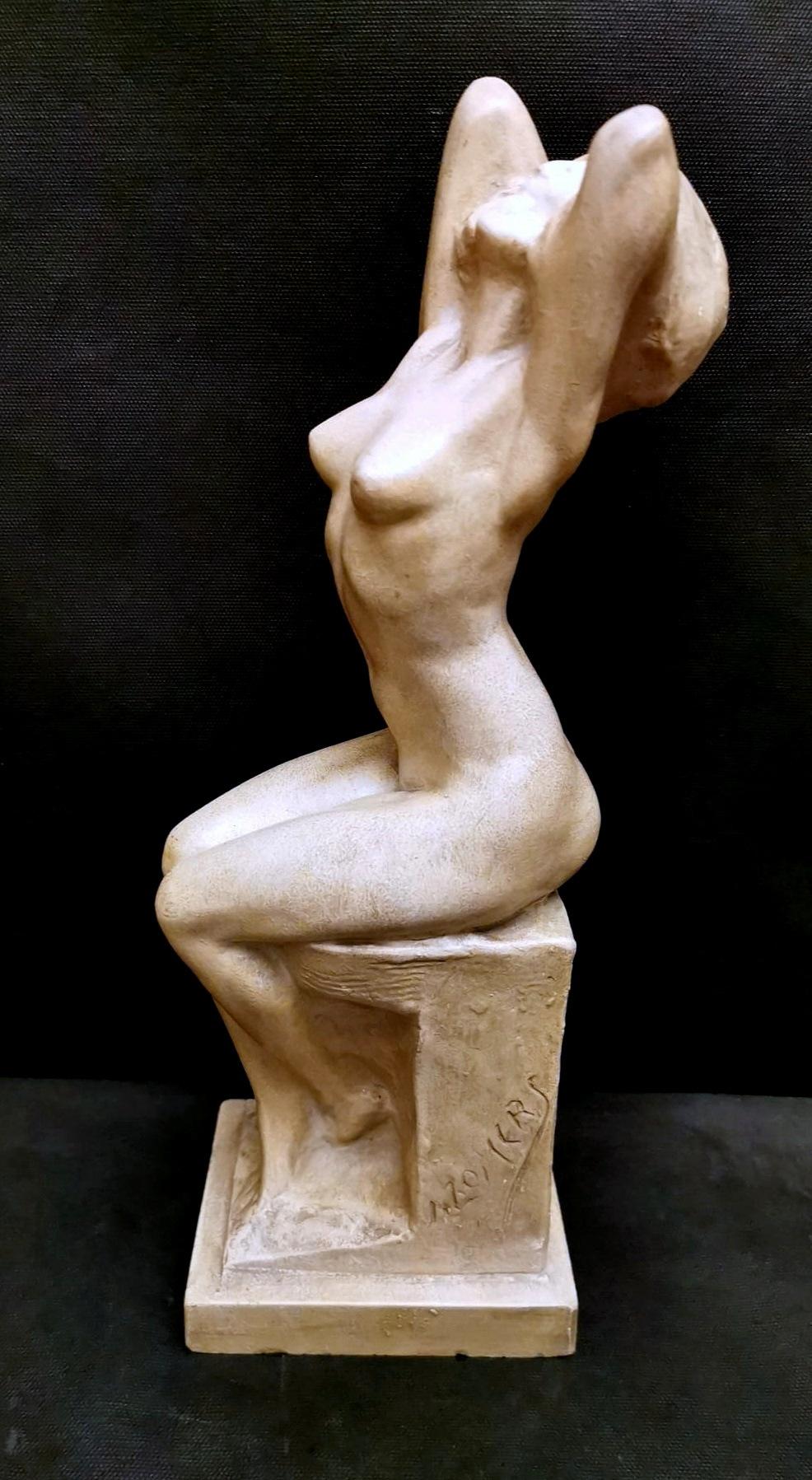 We kindly suggest you read the whole description, because with it we try to give you detailed technical and historical information to guarantee the authenticity of our objects.
Statuette of a naked woman sitting in patinated plaster of Paris;