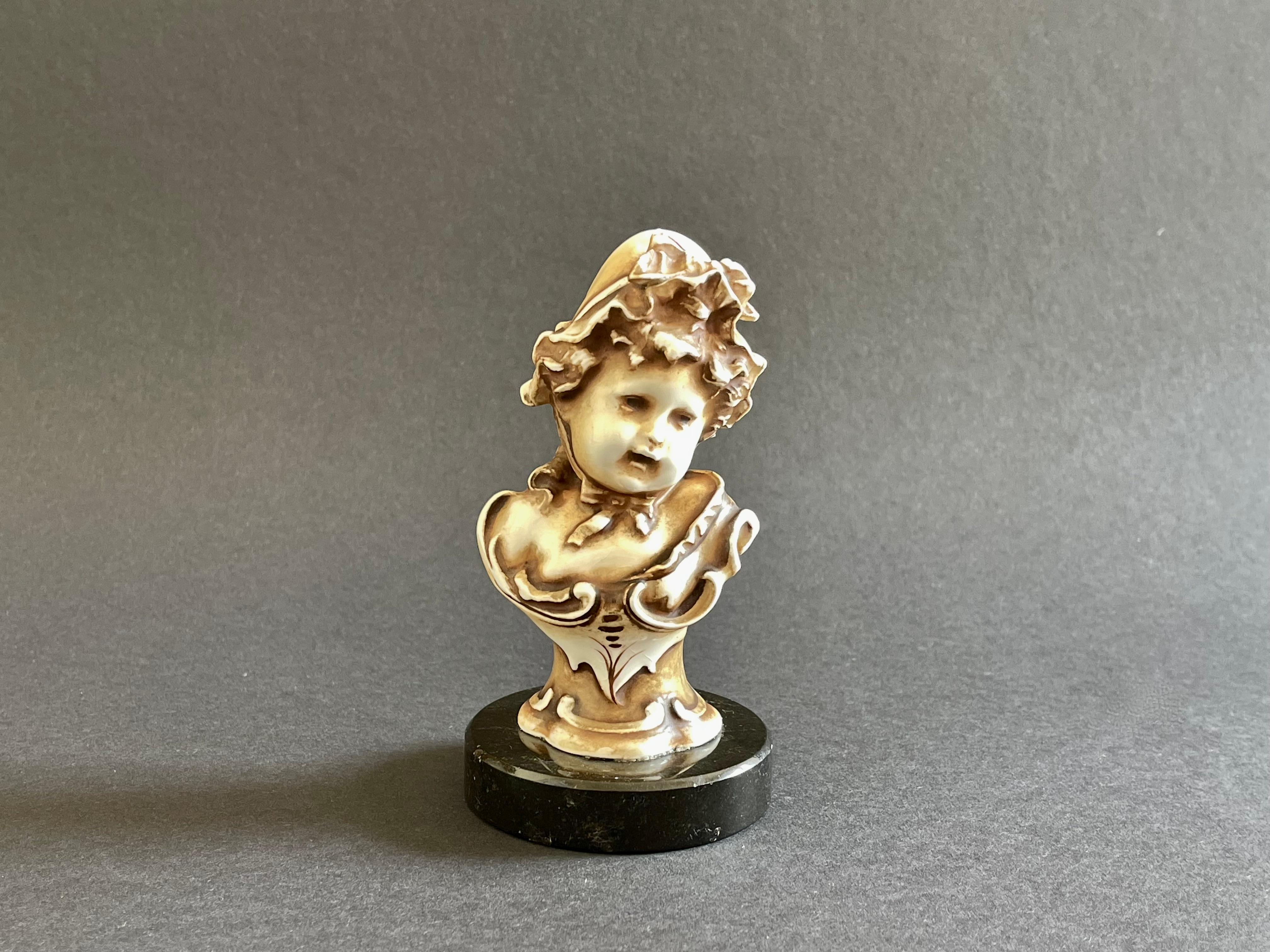 Una squisita opera d'arte di un artista sconosciuto, questa originale realizzata forse da o dopo Alfred Stellmacher negli anni 1910-1920 per Teplitz.
Ecco questo splendido busto modellato di una giovane ragazza in abiti vittoriani.
Patina espressiva