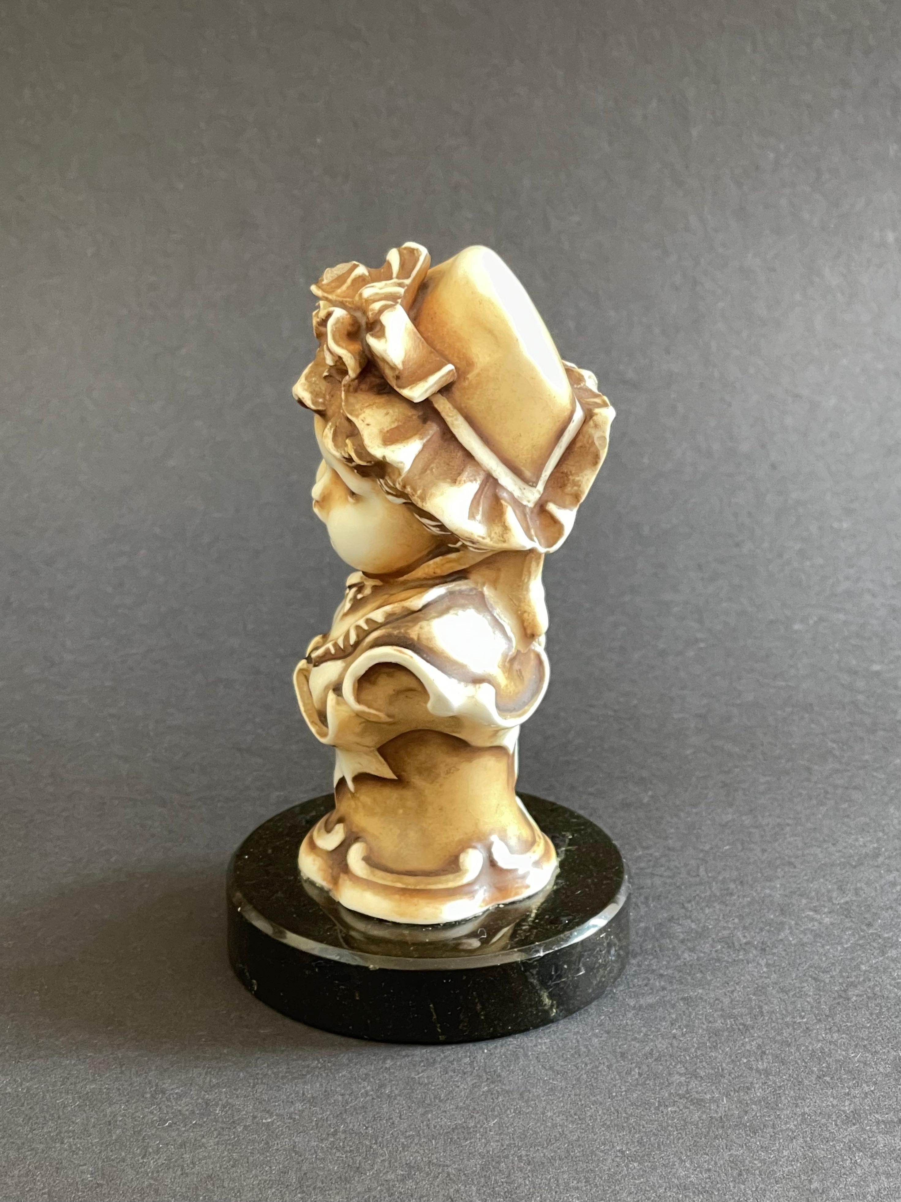 Vittoriano Busto in porcellana patinata Art Nouveau di ragazza vittoriana su base di marmo in vendita
