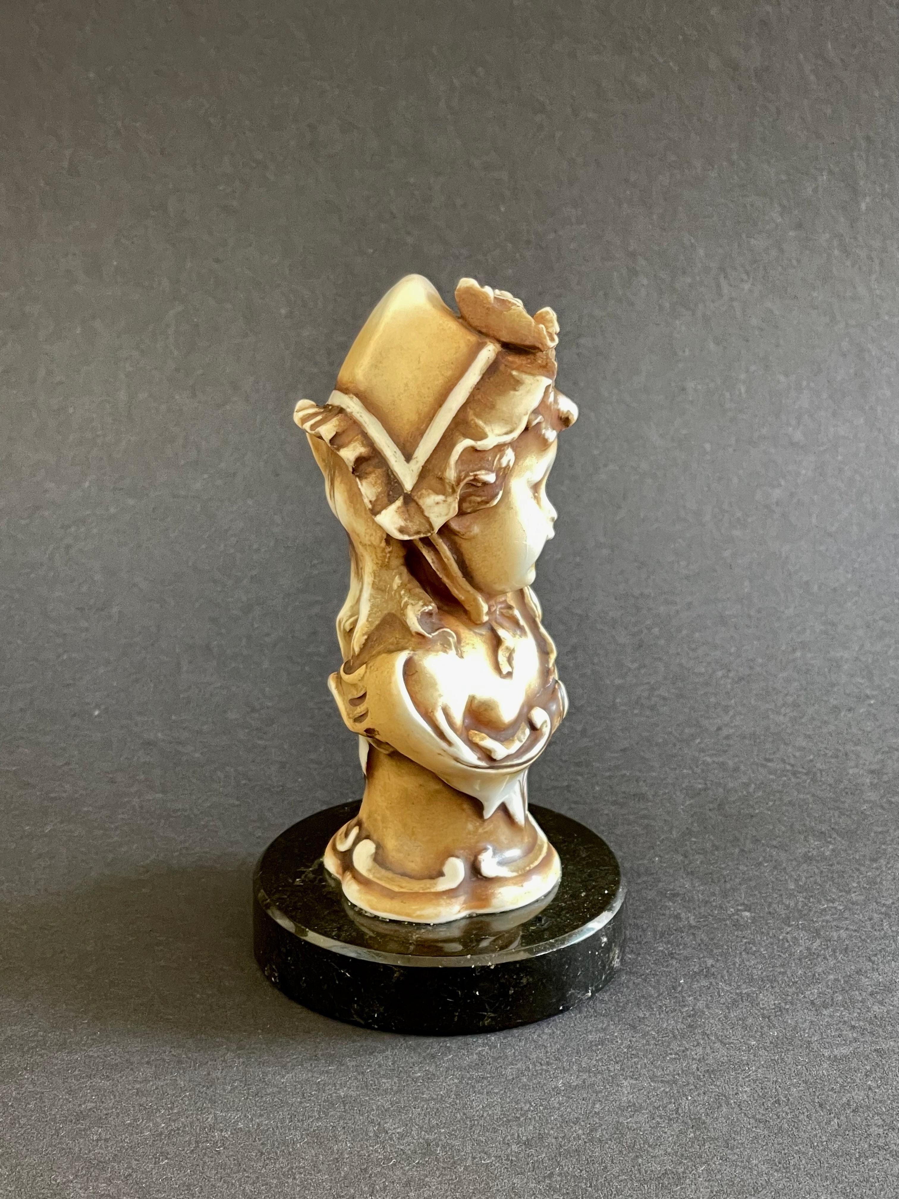 Tedesco Busto in porcellana patinata Art Nouveau di ragazza vittoriana su base di marmo in vendita