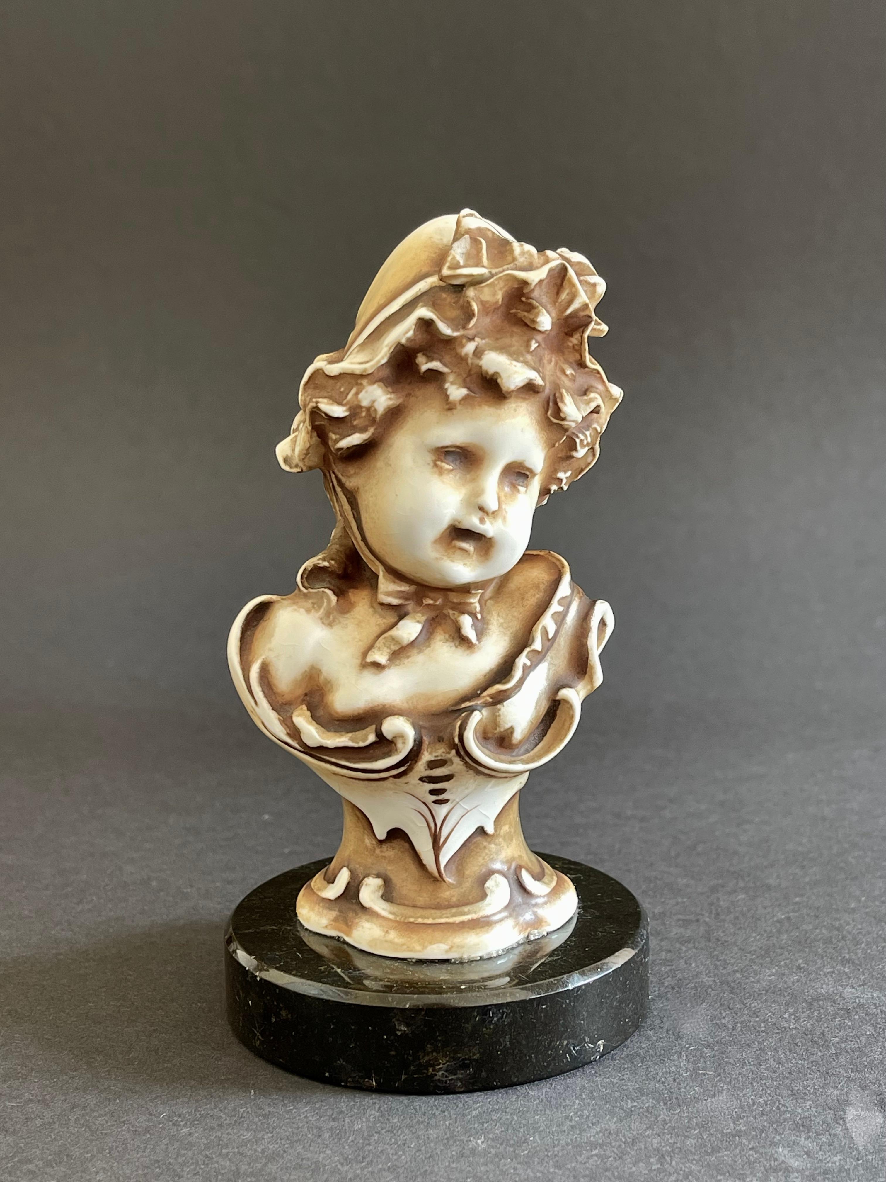 Fatto a mano Busto in porcellana patinata Art Nouveau di ragazza vittoriana su base di marmo in vendita