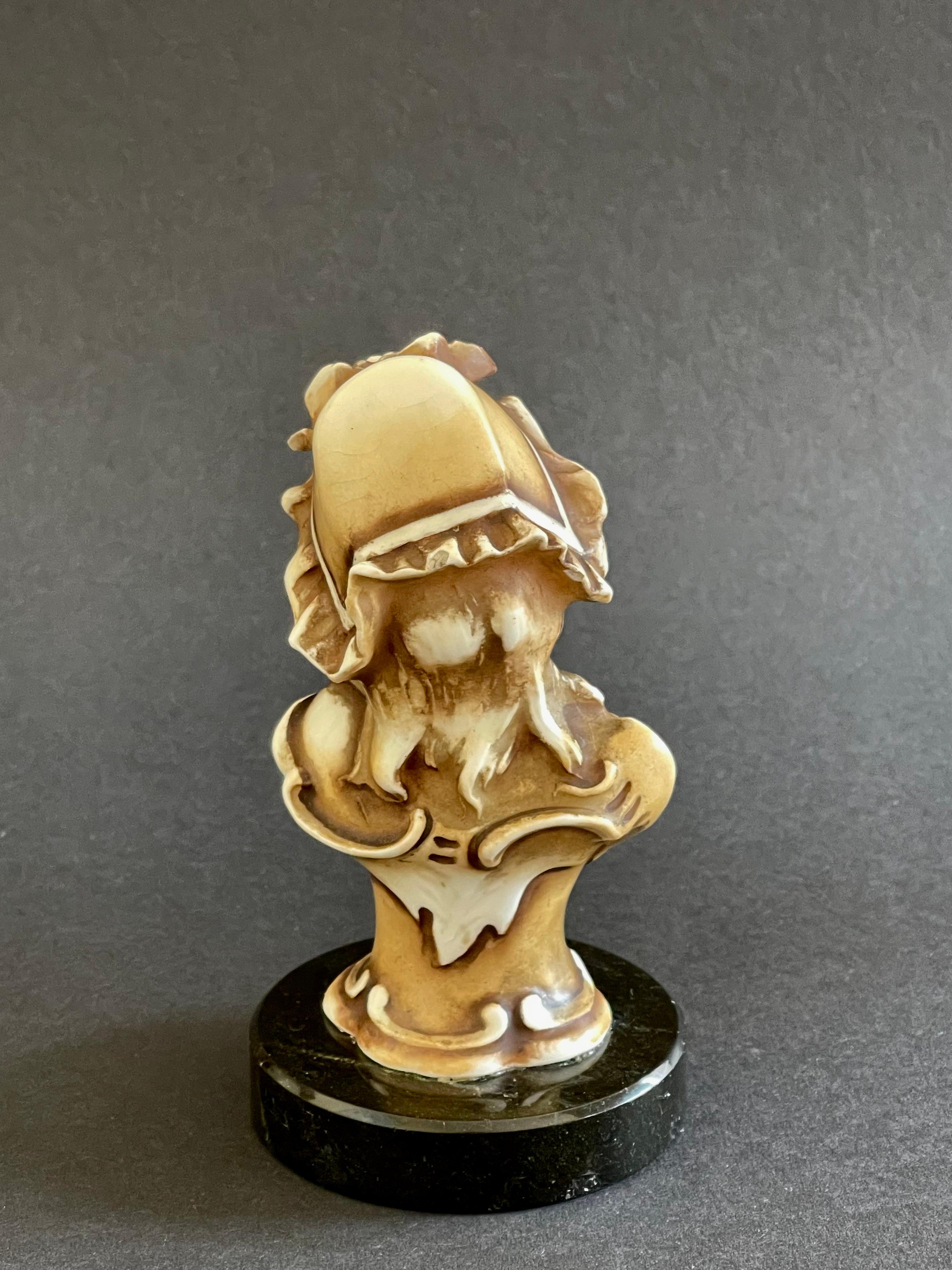 Busto in porcellana patinata Art Nouveau di ragazza vittoriana su base di marmo In condizioni buone in vendita a Andernach, DE
