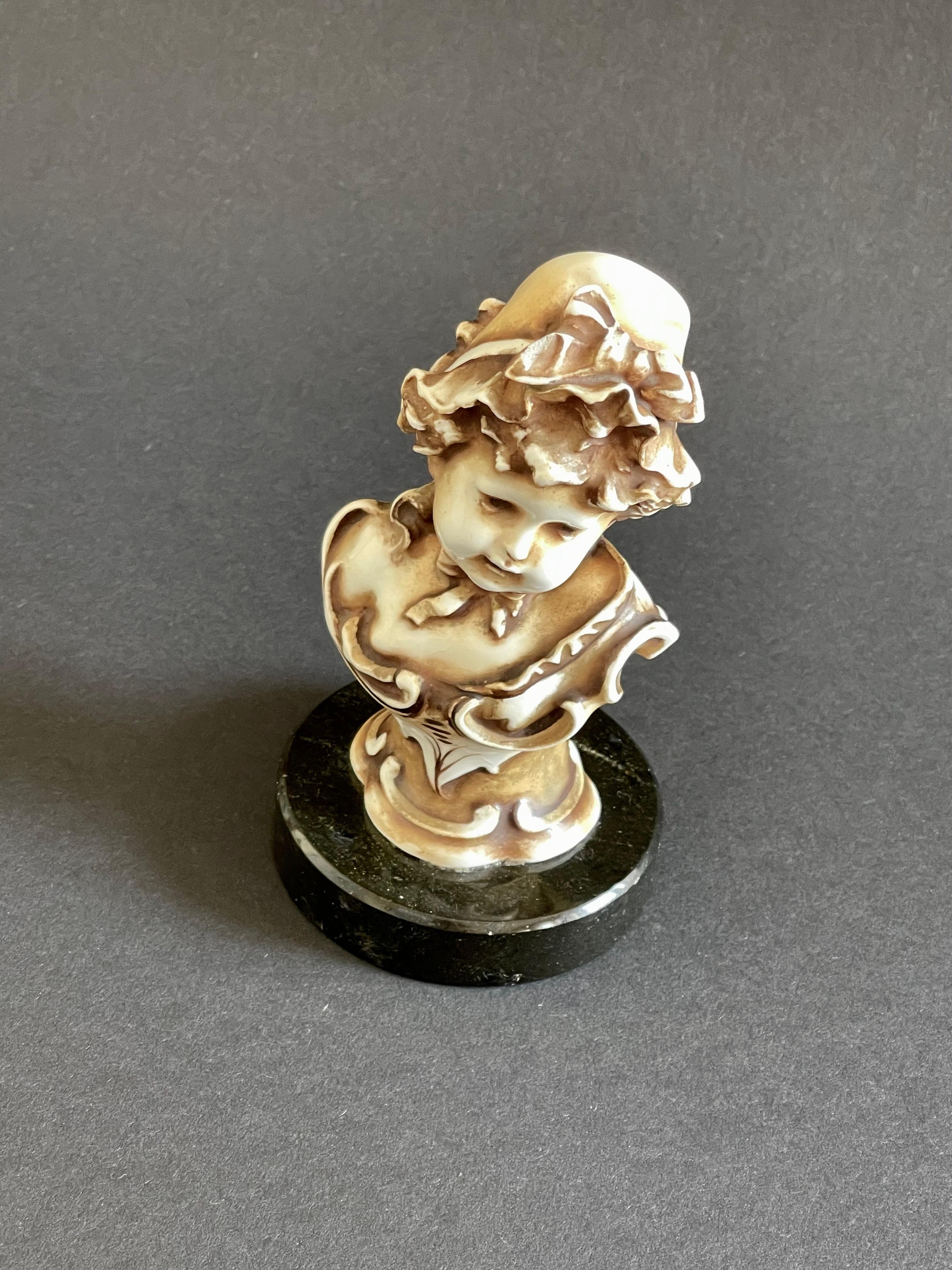 Inizio XX secolo Busto in porcellana patinata Art Nouveau di ragazza vittoriana su base di marmo in vendita