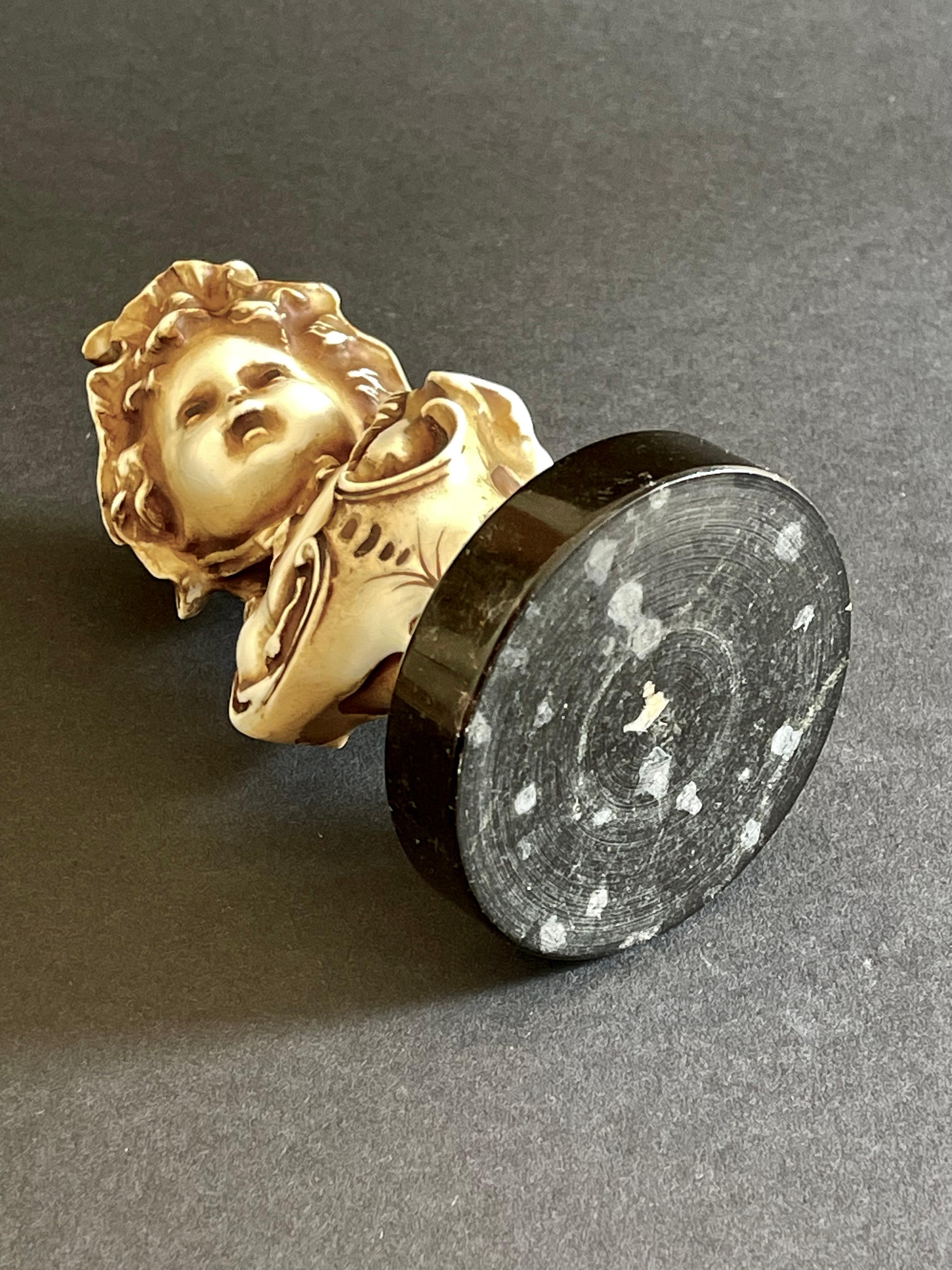 Porcellana Busto in porcellana patinata Art Nouveau di ragazza vittoriana su base di marmo in vendita