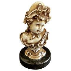 Busto in porcellana patinata Art Nouveau di ragazza vittoriana su base di marmo
