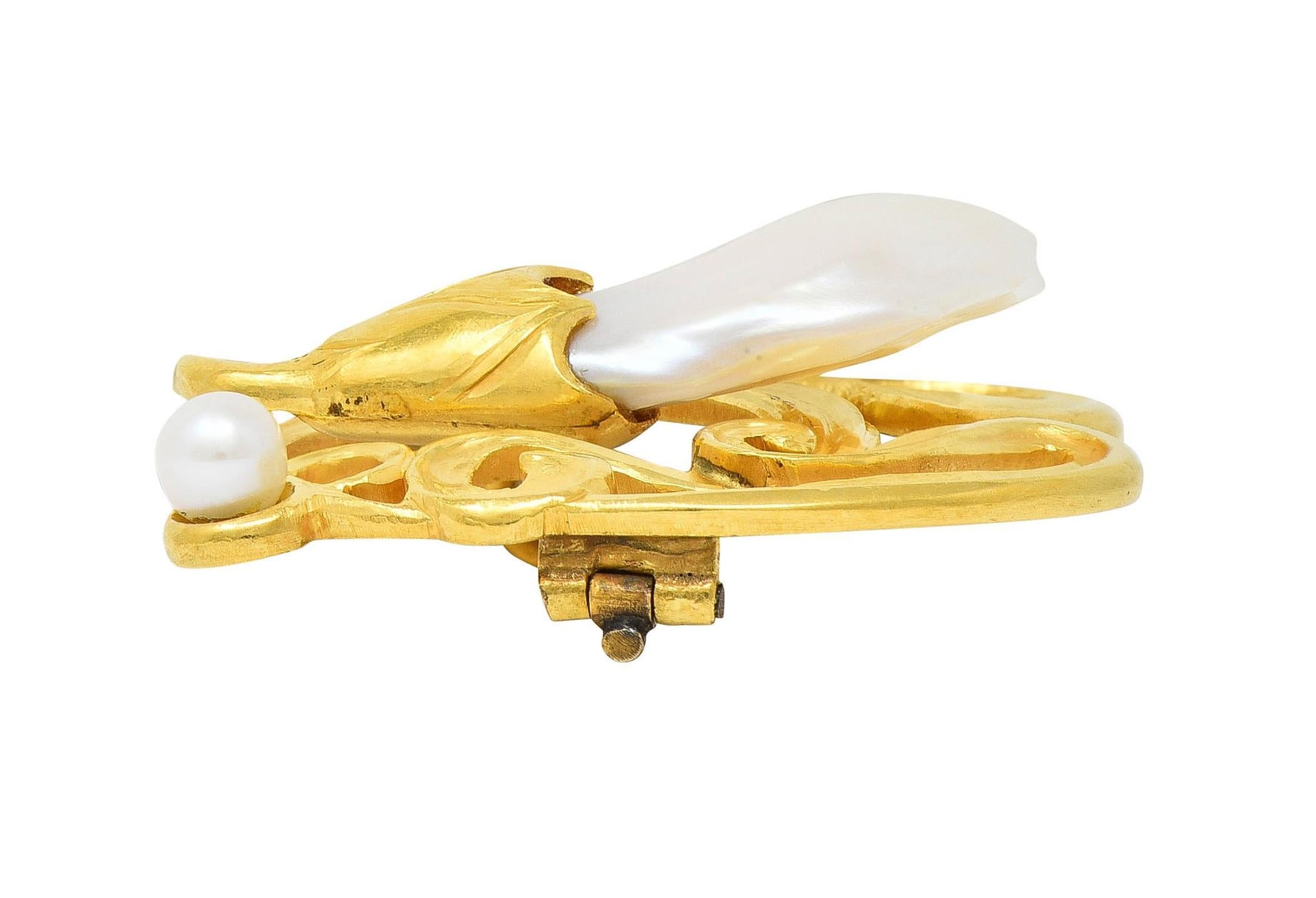 Women's or Men's Art Nouveau Pearl 18 Karat Yellow Gold Swirling Floral Antique Brooch For Sale
