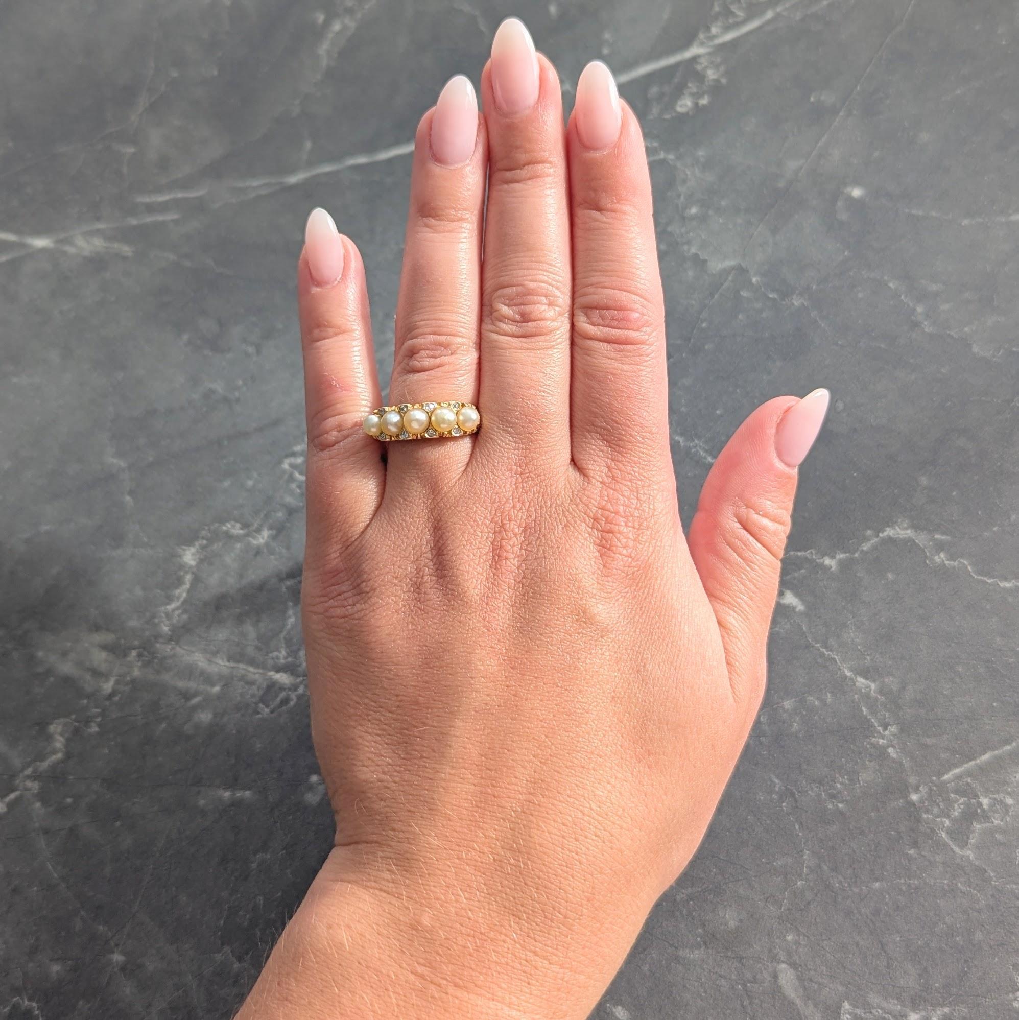 Con cinque perle graduate incastonate da est a ovest
Le dimensioni variano da 3,5 a 4,5 mm quasi tonde
Corpo color crema con forte iridescenza
Con vecchi diamanti a taglio singolo incastonati nel mezzo
Peso totale di circa 0.18 carati - occhi puliti