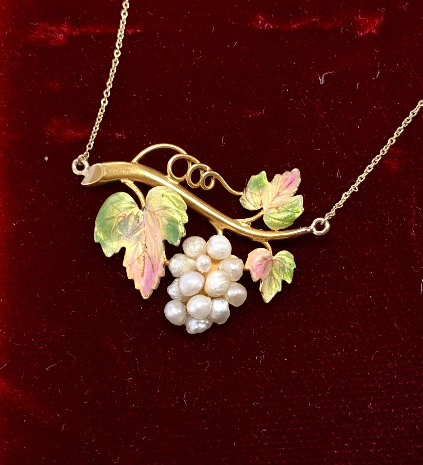 Jugendstil Perle Trauben Cluster Weinreben Emaille Anhänger Halskette Antike Gold im Zustand „Hervorragend“ im Angebot in New York, NY