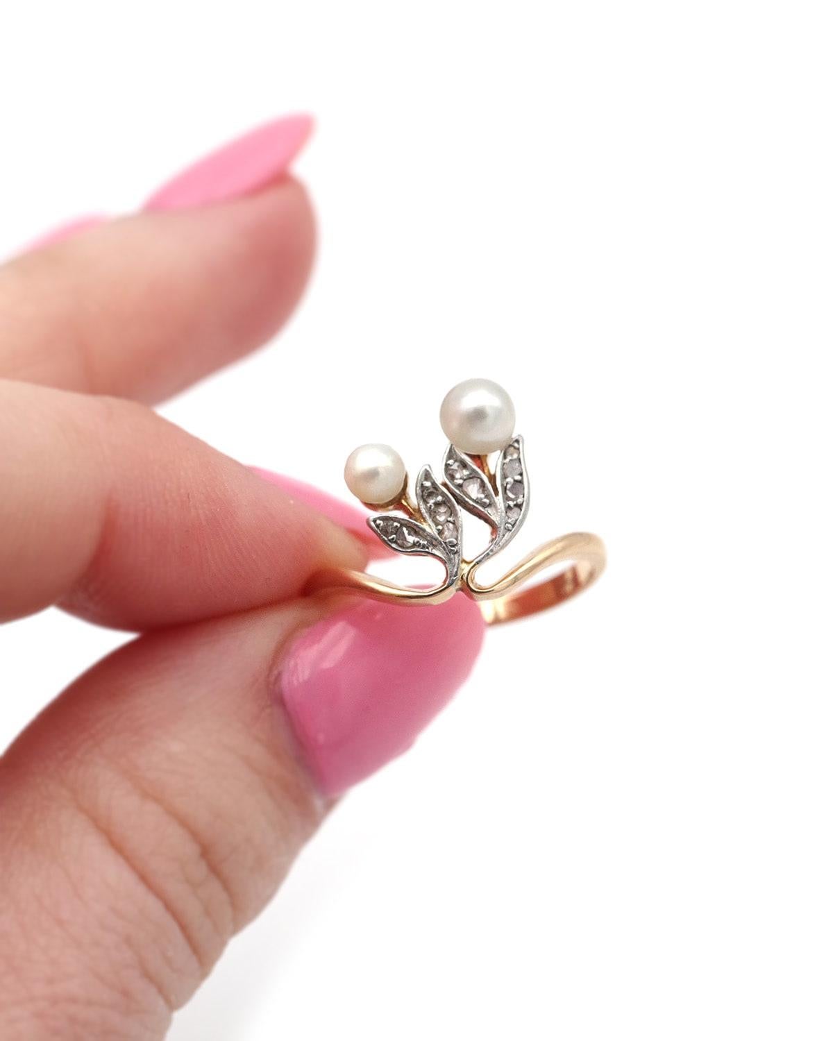 Grezzo Anello con perle Art Nouveau in oro 18k e platino, anello edoardiano in vendita
