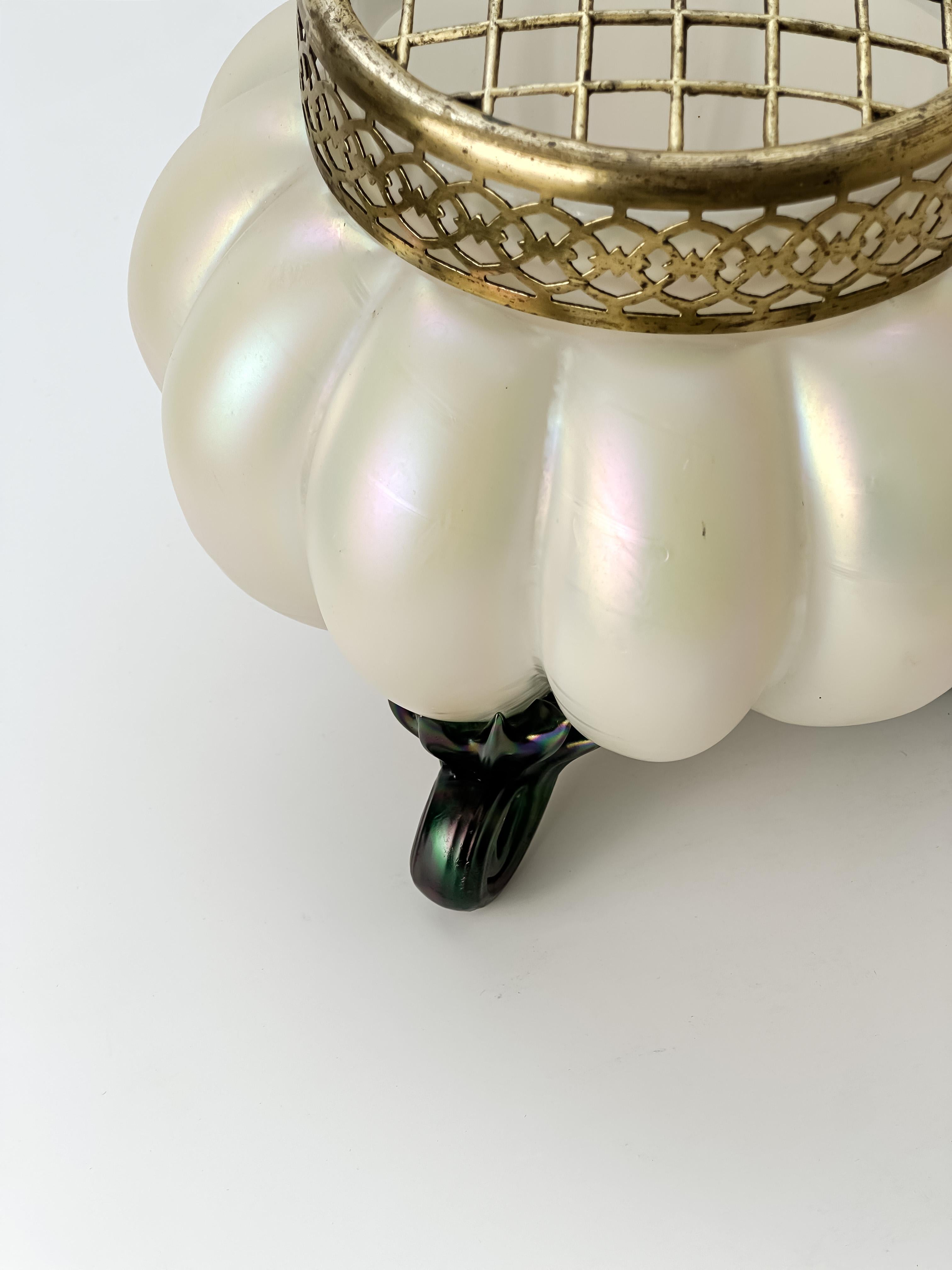 Un vaso a forma di rosa in stile Art Nouveau, realizzato dal famoso vetraio ceco Kralik nel 1910 circa. 

Un esempio perfetto di  l'eleganza organica e lo stile dell'epoca Art Nouveau. 

Soffiato e modellato a mano, il vaso assume la forma