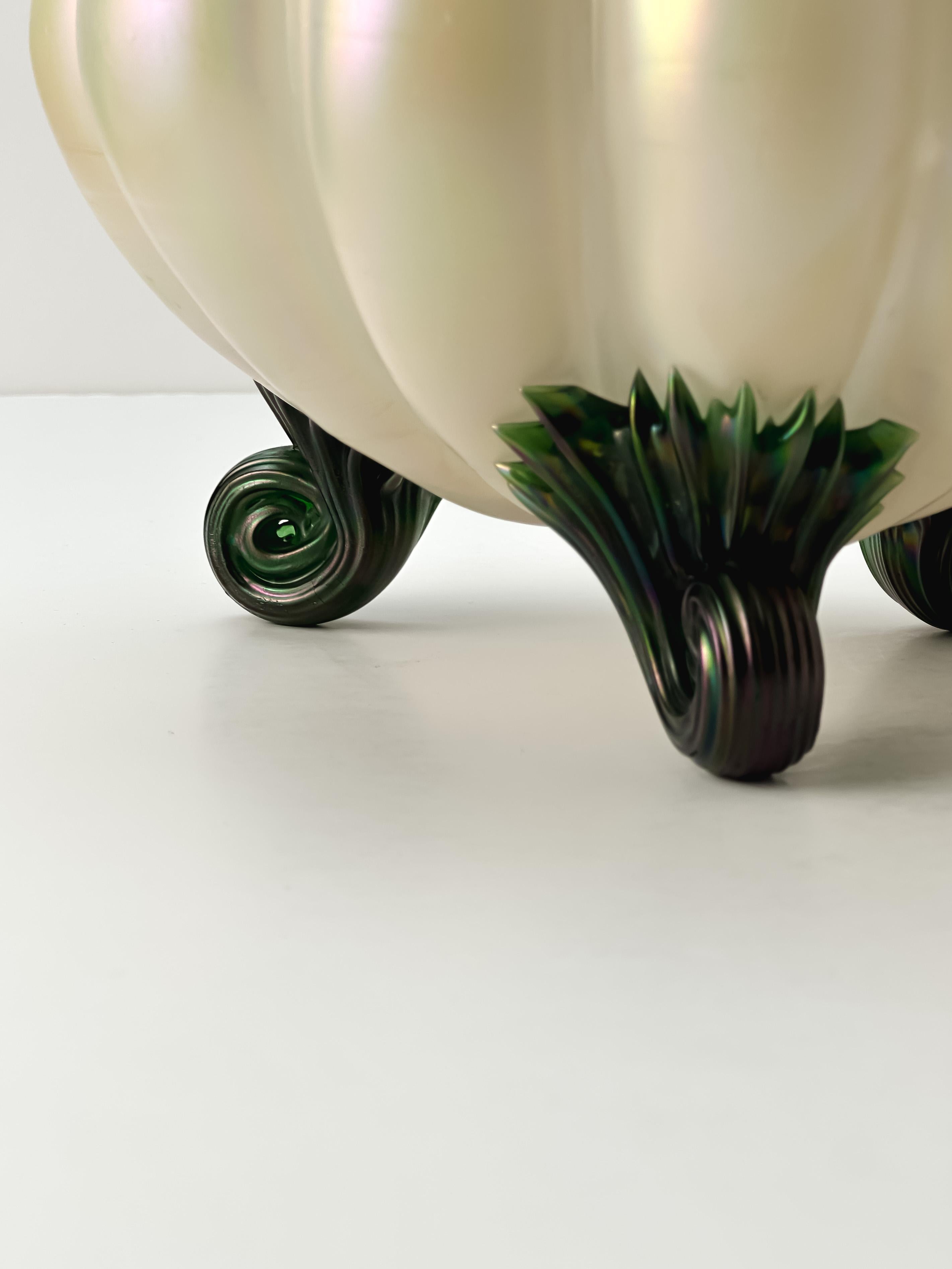 Ceco Ciotola a forma di rosa in vetro ceco perlato Art Nouveau, Kralik, 1900 ca. in vendita