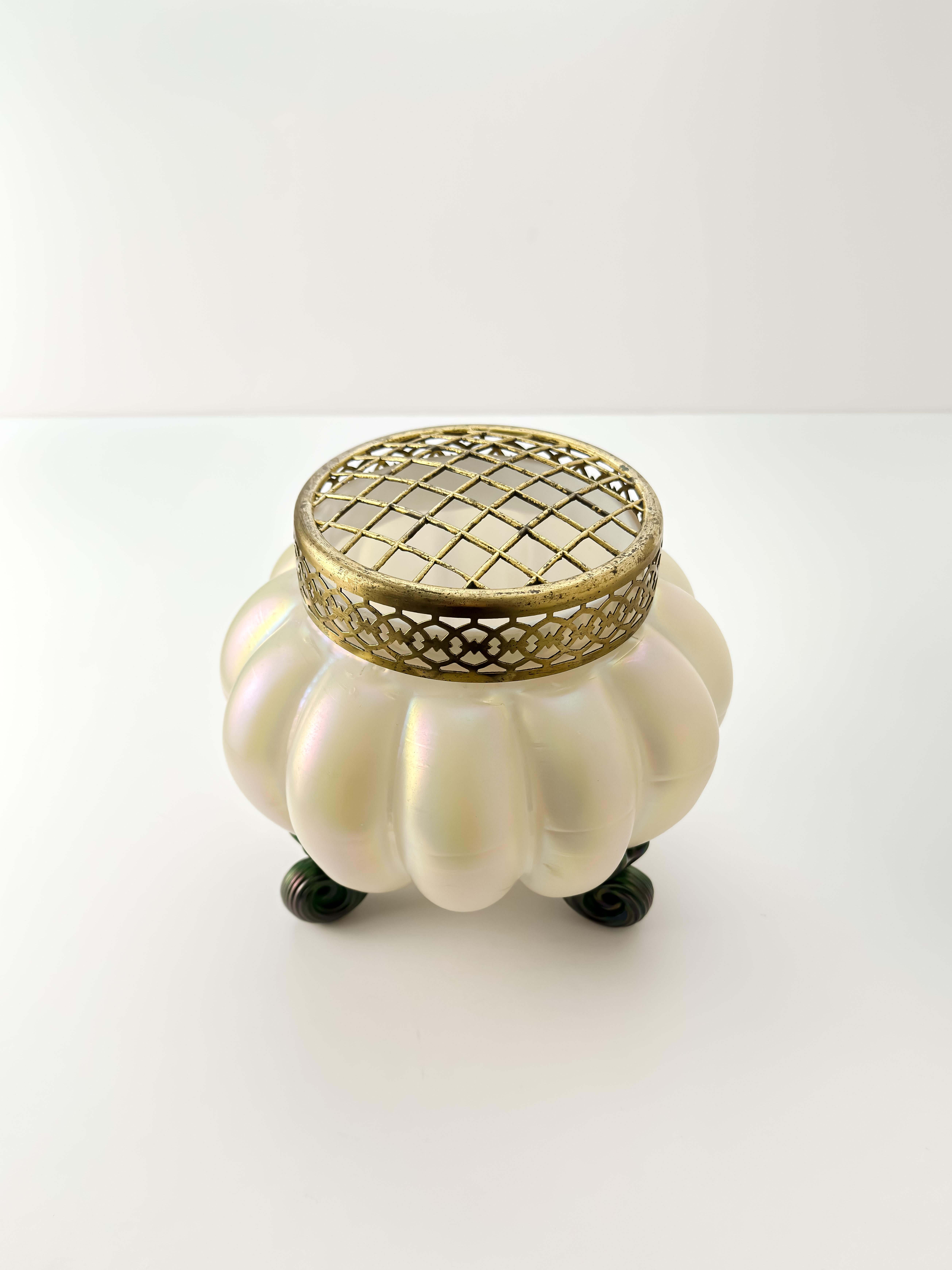 Fatto a mano Ciotola a forma di rosa in vetro ceco perlato Art Nouveau, Kralik, 1900 ca. in vendita