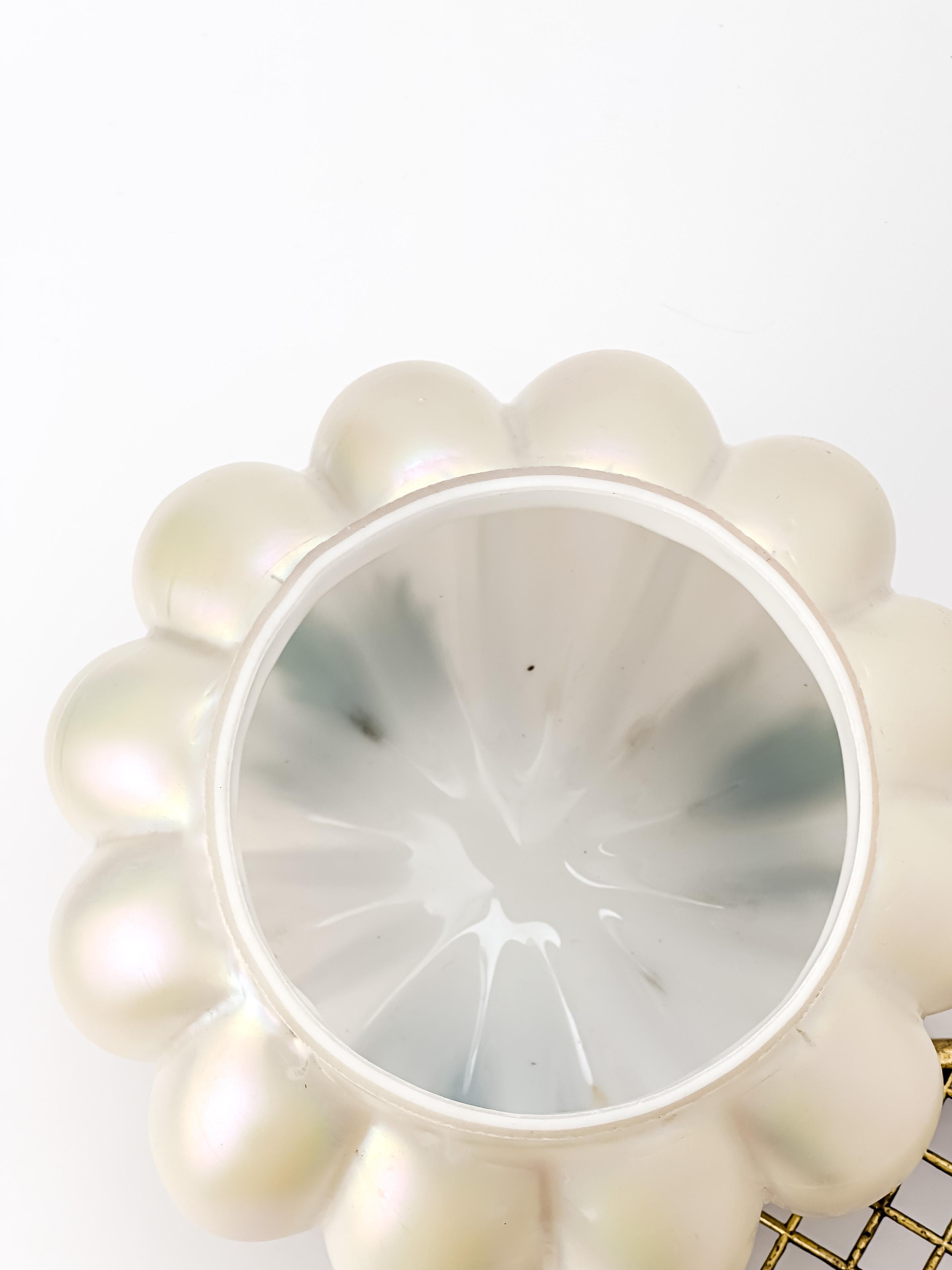 XX secolo Ciotola a forma di rosa in vetro ceco perlato Art Nouveau, Kralik, 1900 ca. in vendita