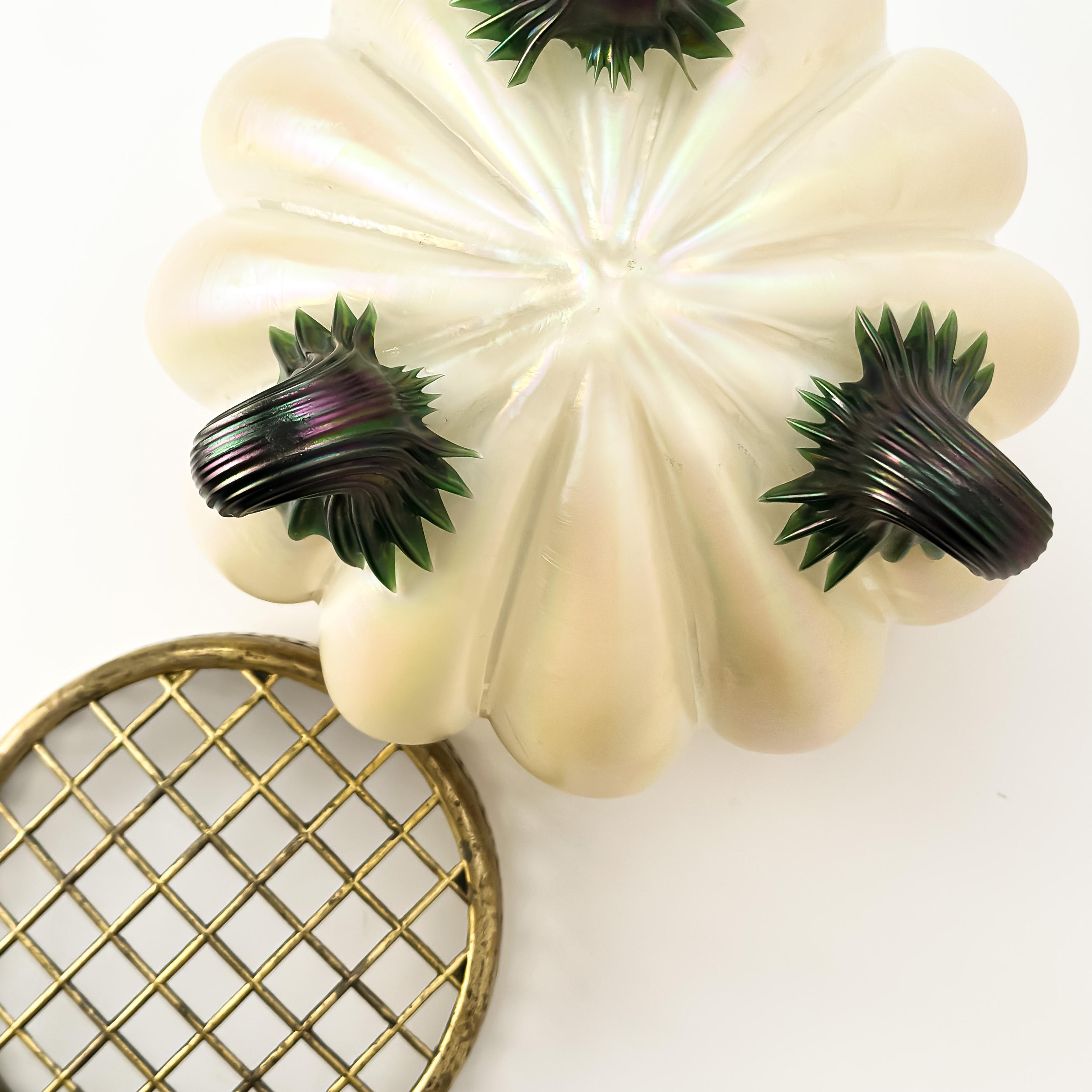 Ottone Ciotola a forma di rosa in vetro ceco perlato Art Nouveau, Kralik, 1900 ca. in vendita