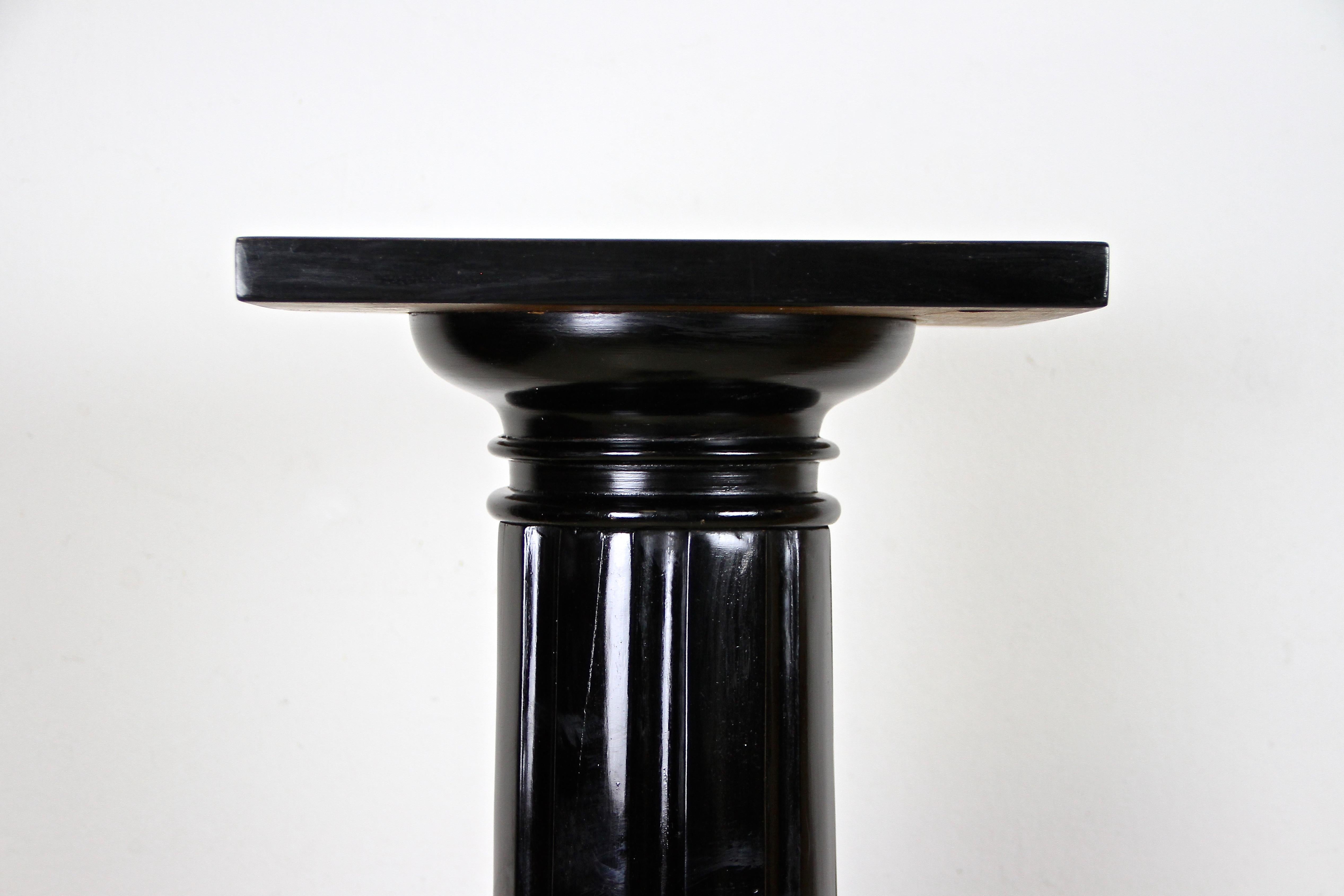 Art Nouveau Pedestal/ Säule Ebonisiertes Buchenholz, Österreich, um 1900 (19. Jahrhundert) im Angebot