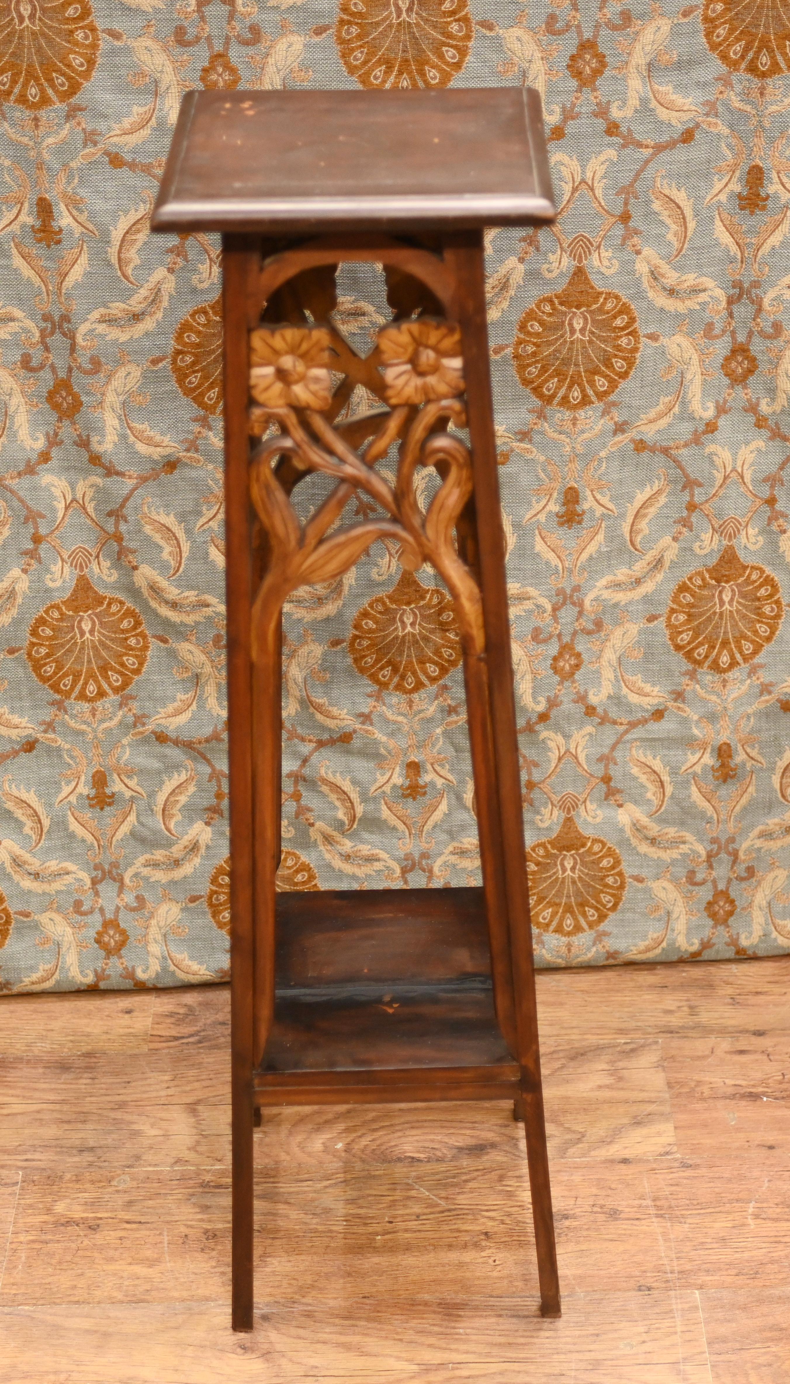 Art Nouveau Pedestal Stand Tisch 1910 (Art nouveau) im Angebot