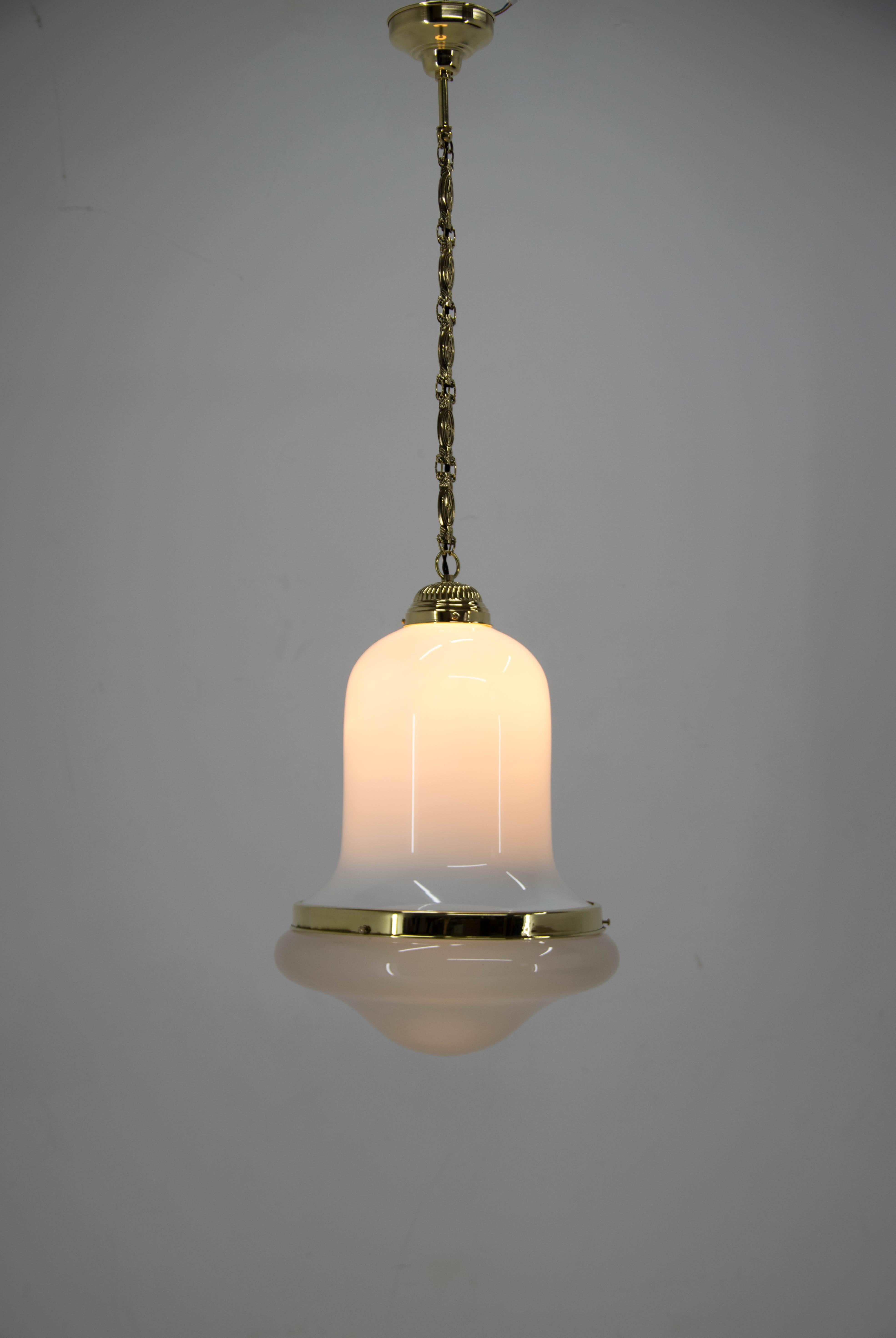 Carefully restored:
brass repolished, glass in perfect condition.
Rewired: 1x100W, E25-E27 bulb.
US wiring compatible.