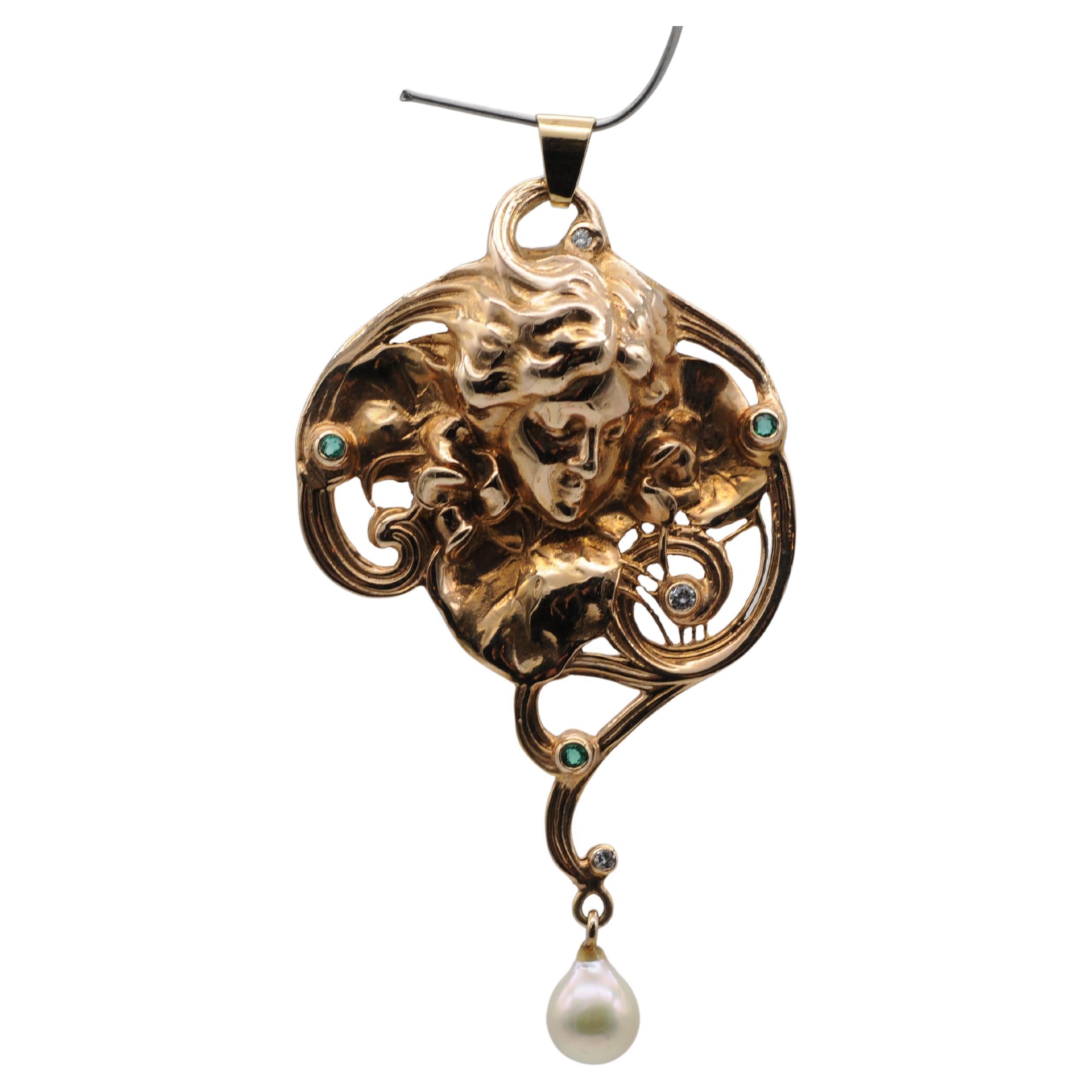 Questo maestoso ciondolo in stile Art Nouveau, realizzato in oro giallo 14k, incarna la grazia e la bellezza di una giovane donna. I suoi lineamenti delicati e le sue linee fluide sono messi in risalto dalla brillantezza di un diamante, dal ricco