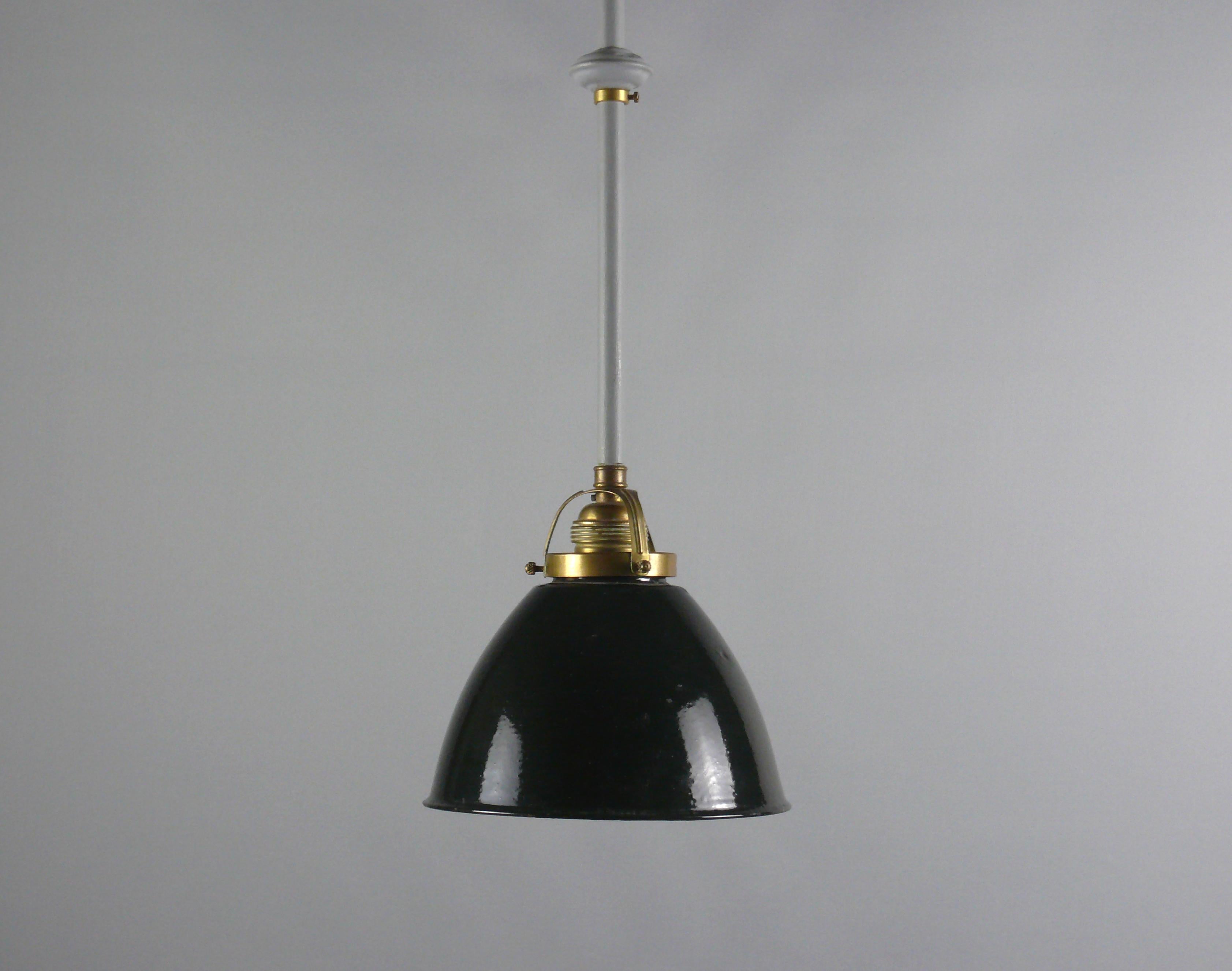 Old pendant lamp with enamel shade in working condition*. Brass frame with porcelain ring and brass umbrella holder with beautiful knurled screws. Bracket painted gray.

Total height 60 cm
Shade diameter 18 cm
Brass socket E 27 - normal light bulbs