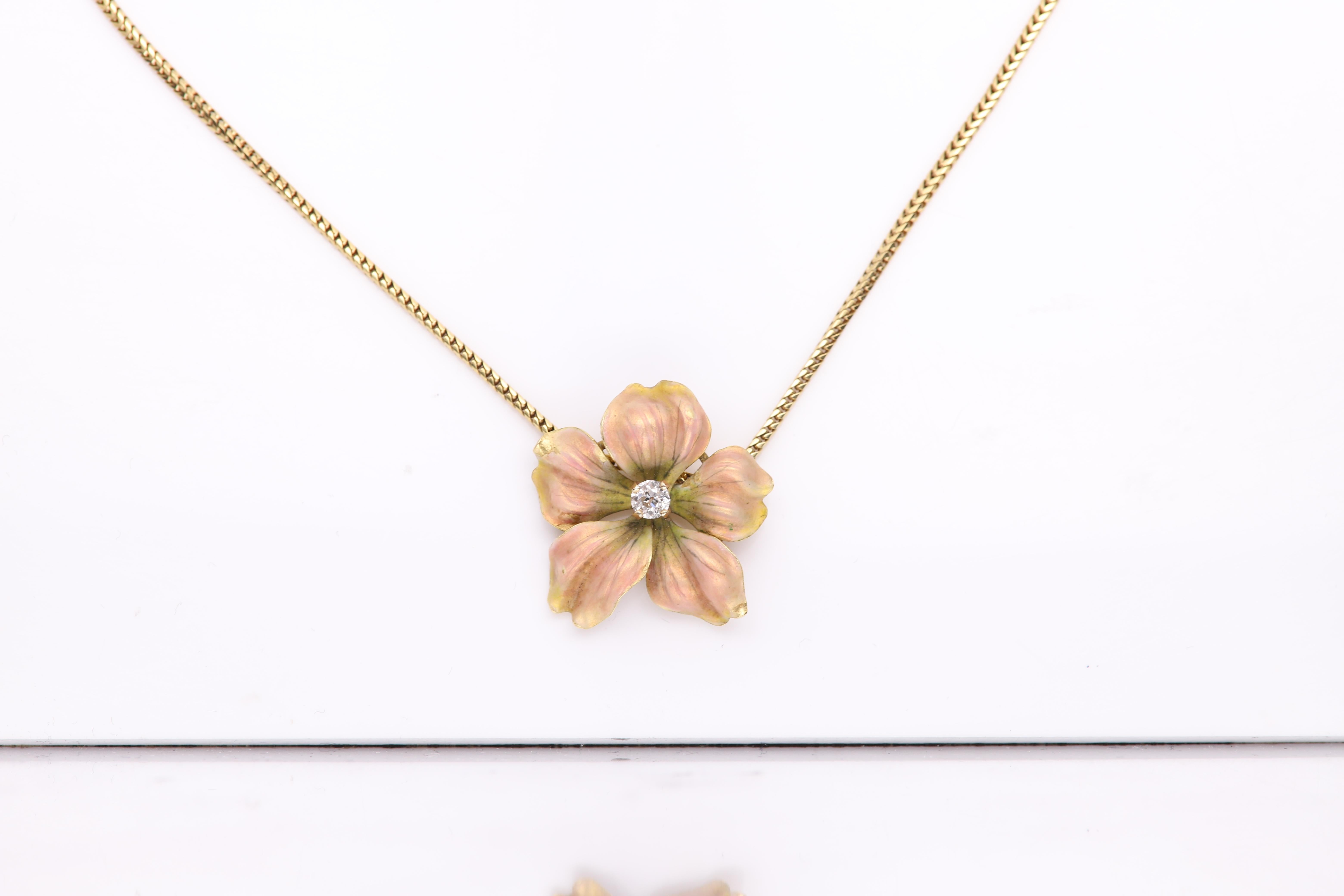 Ciondolo Art Nouveau fine '800 in smalto rosa con diamante in oro giallo 14 carati in vendita 5
