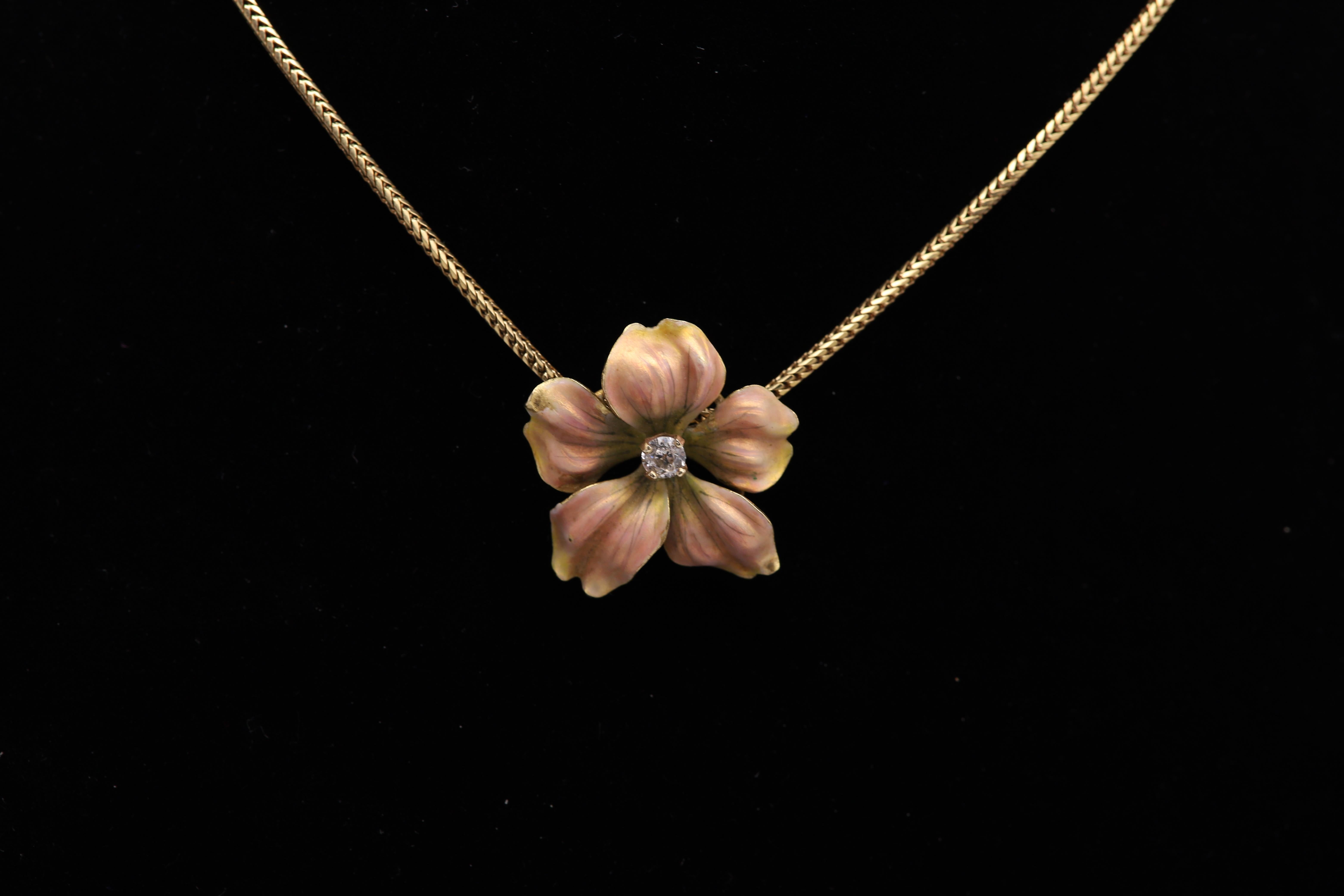 Ciondolo a forma di fiore unico 
da circa la fine del 1800
Stile Art Nouveau con smalto rosa
Diamante centrale di circa 0,25 carati G-VS
dimensioni del fiore circa 1' pollice.
oro giallo 14k  11,1 grammi con la catena.
In origine era una spilla ed è