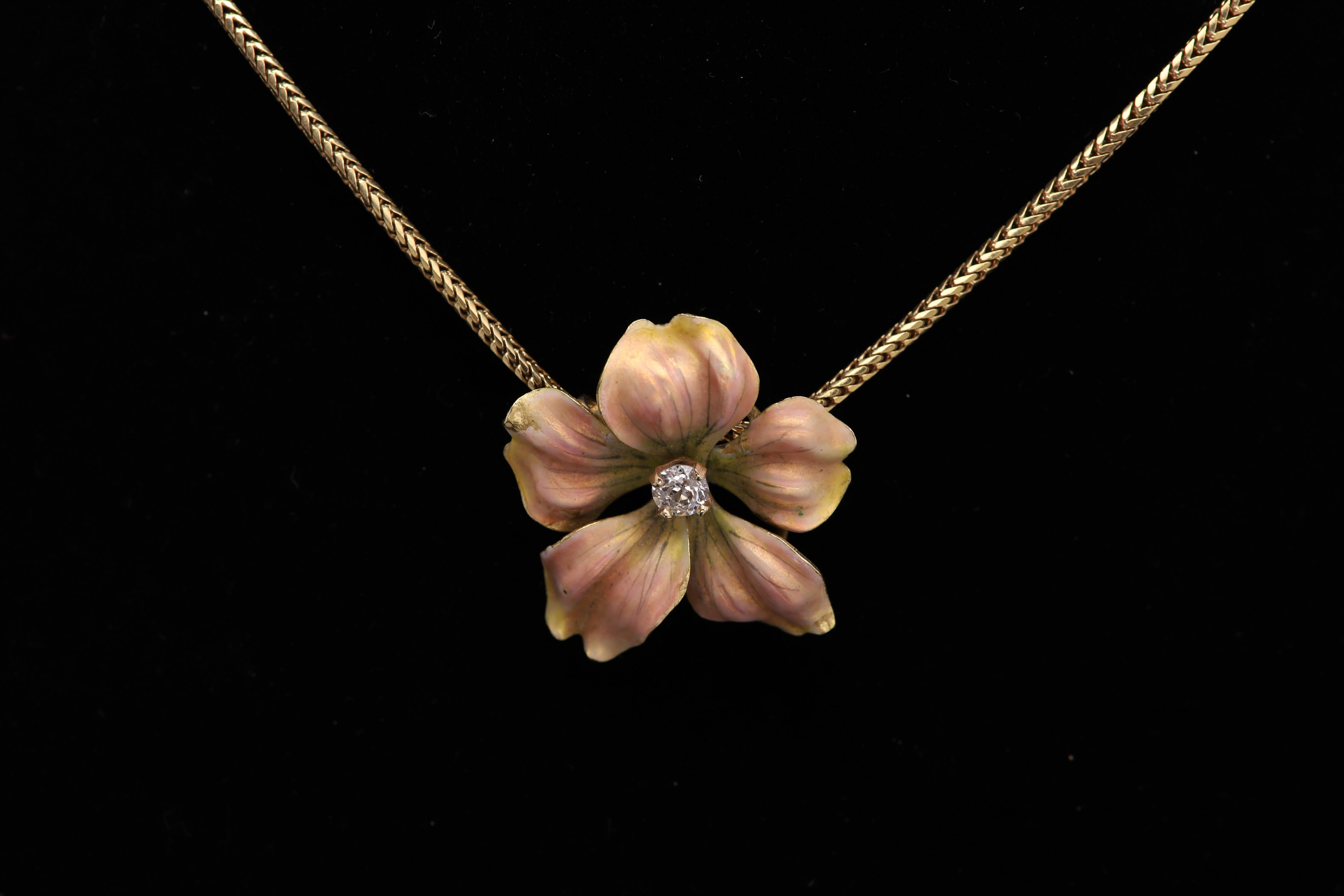Taglio rotondo Ciondolo Art Nouveau fine '800 in smalto rosa con diamante in oro giallo 14 carati in vendita