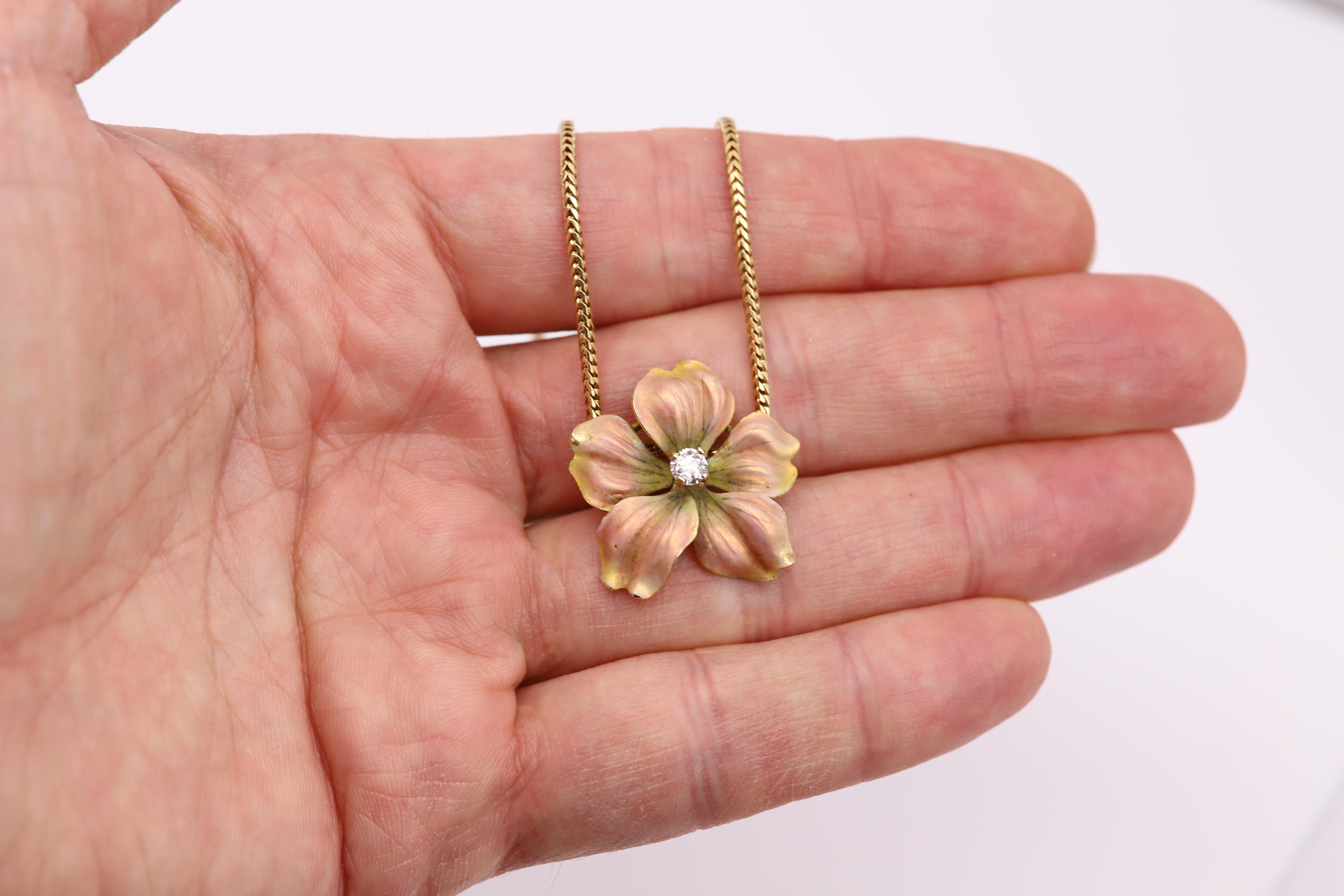 Donna Ciondolo Art Nouveau fine '800 in smalto rosa con diamante in oro giallo 14 carati in vendita