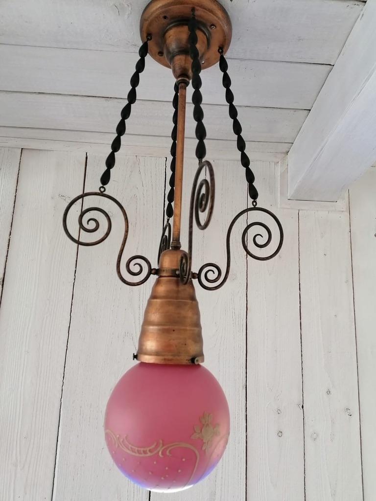 Ciondolo Art Nouveau con paralume in vetro rosa in vendita 6