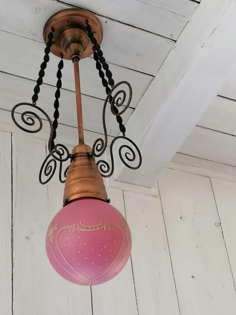 Ciondolo Art Nouveau con paralume in vetro rosa in vendita 11