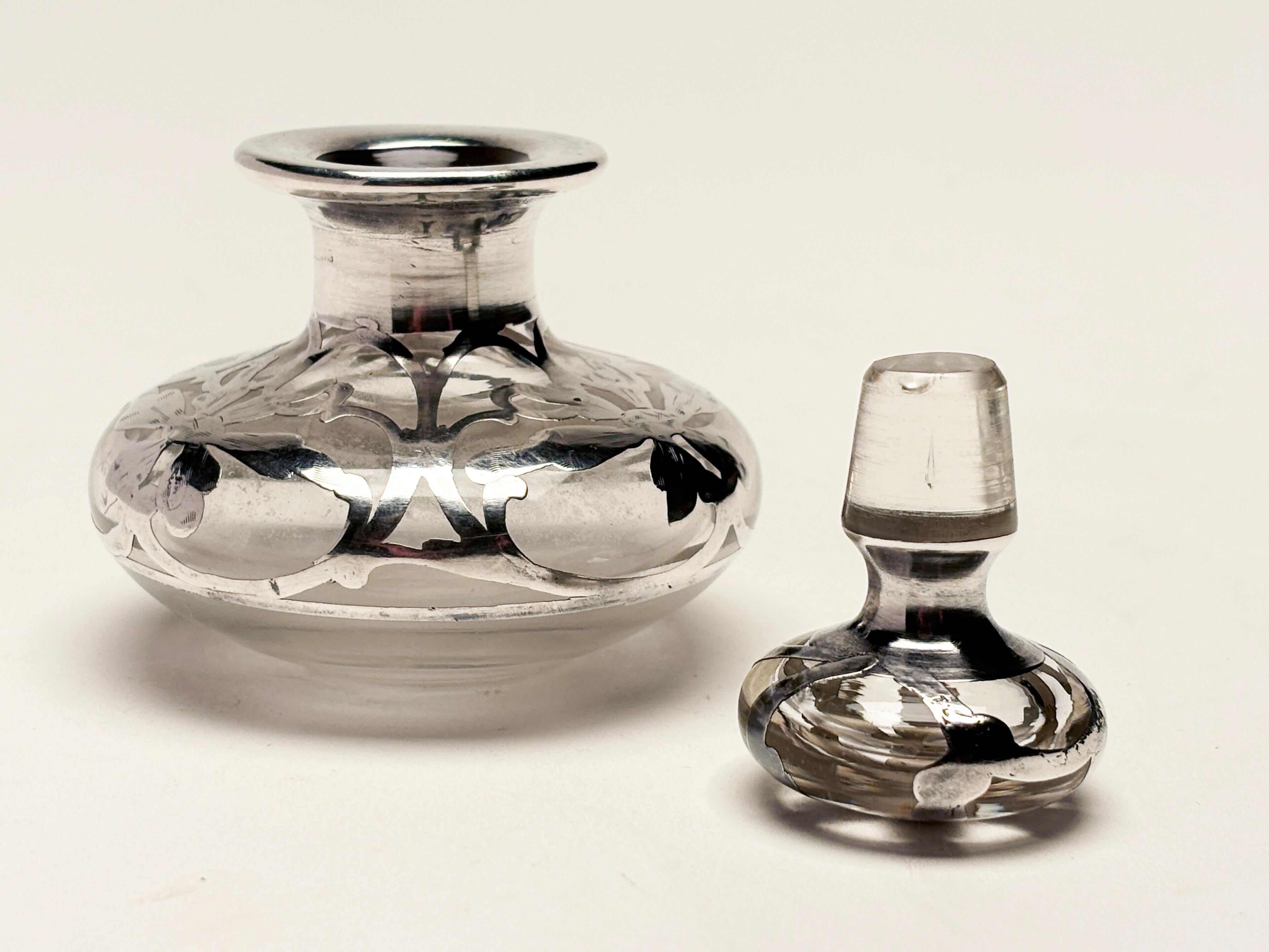 Bottiglia di profumo in stile Art Nouveau con fiori ornati e sovrimpressione in sterile con monogrammi in vendita 4