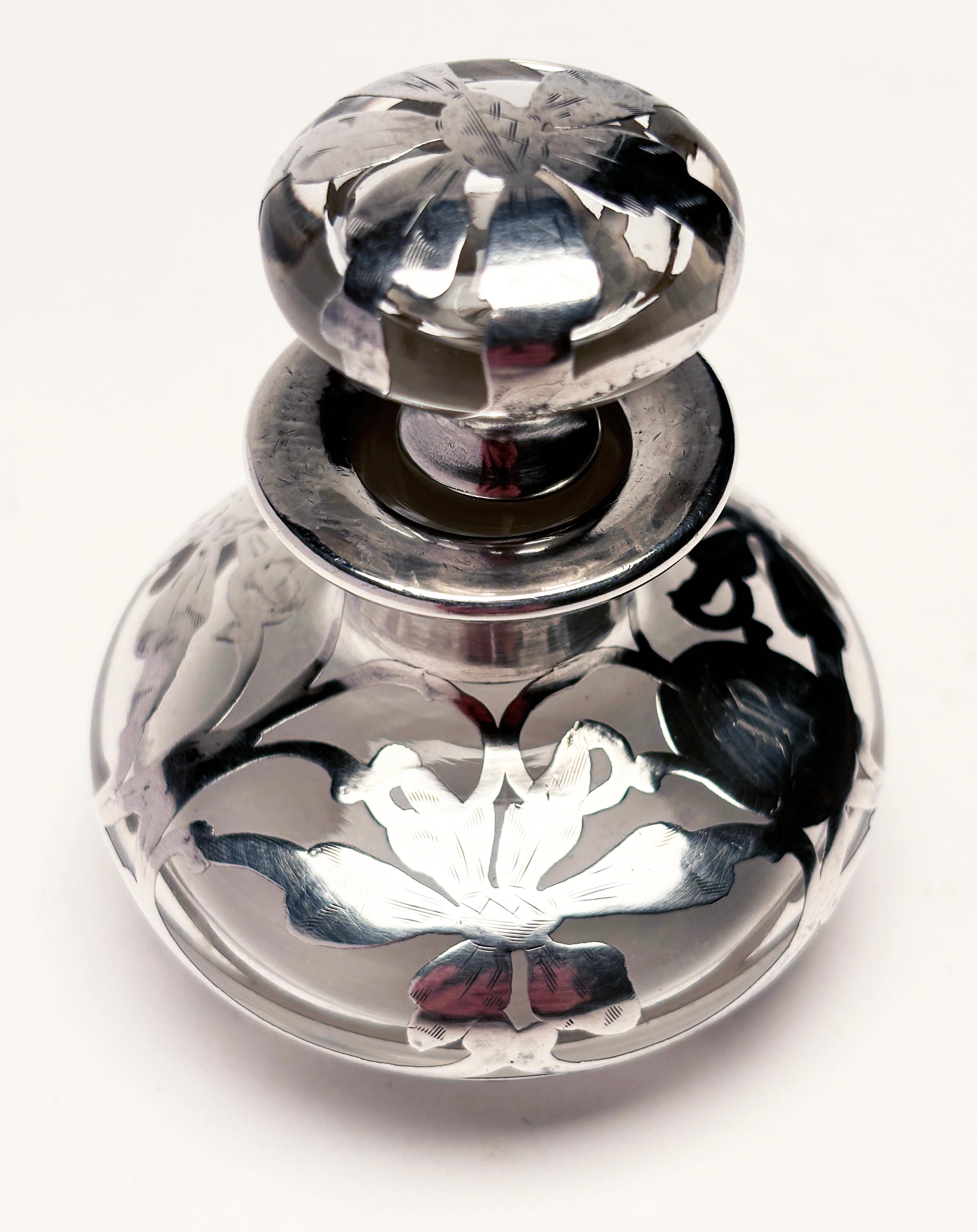 Bottiglia di profumo in stile Art Nouveau con fiori ornati e sovrimpressione in sterile con monogrammi in vendita 5