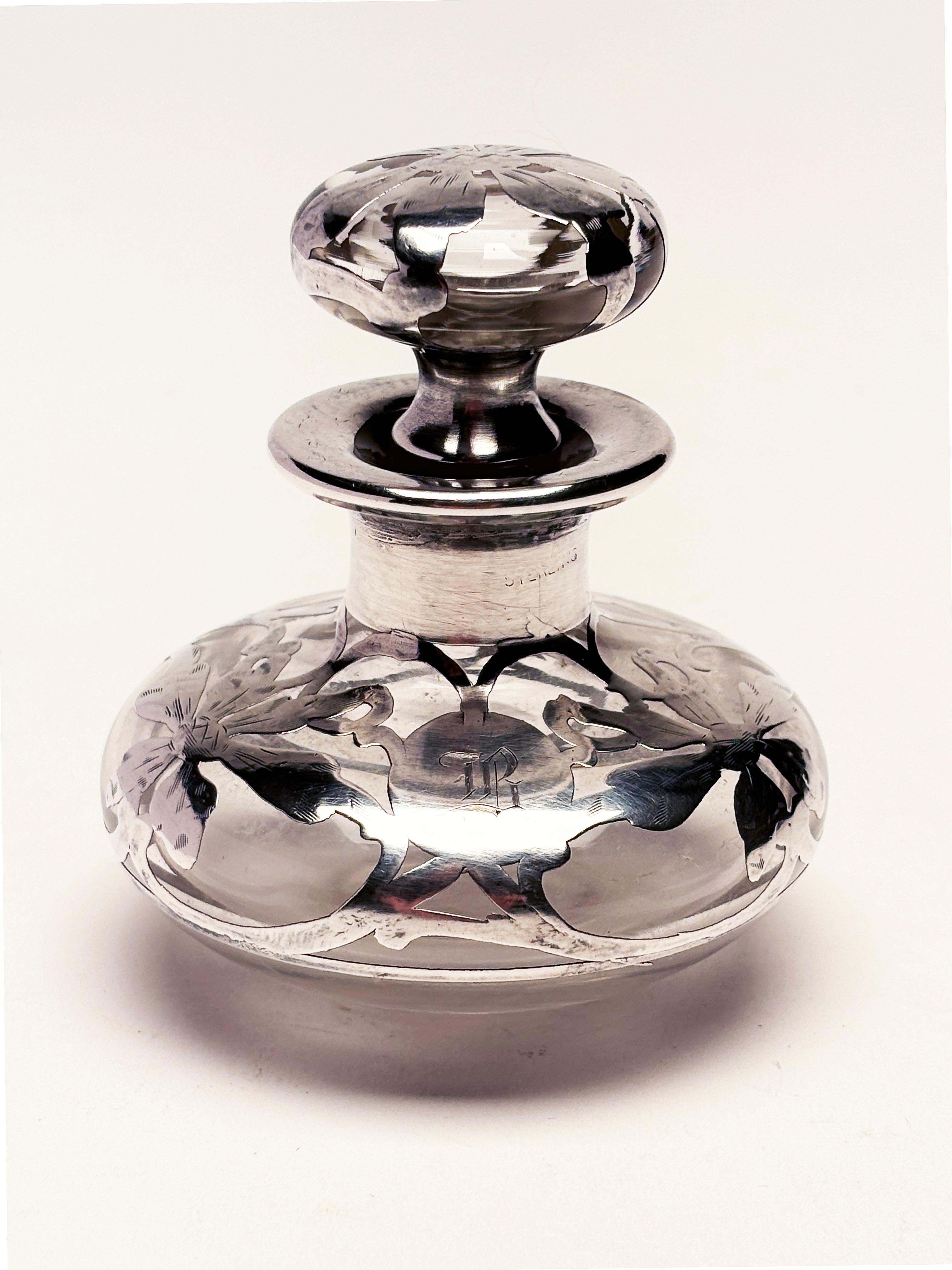 Questo bellissimo pezzo d'arte funzionale è uno splendido riflesso dell'epoca Art Nouveau da cui proviene. Utilizzata principalmente come bottiglia di profumo, questa splendida opera d'arte è stata creata applicando l'argento sterling 665 a caldo
