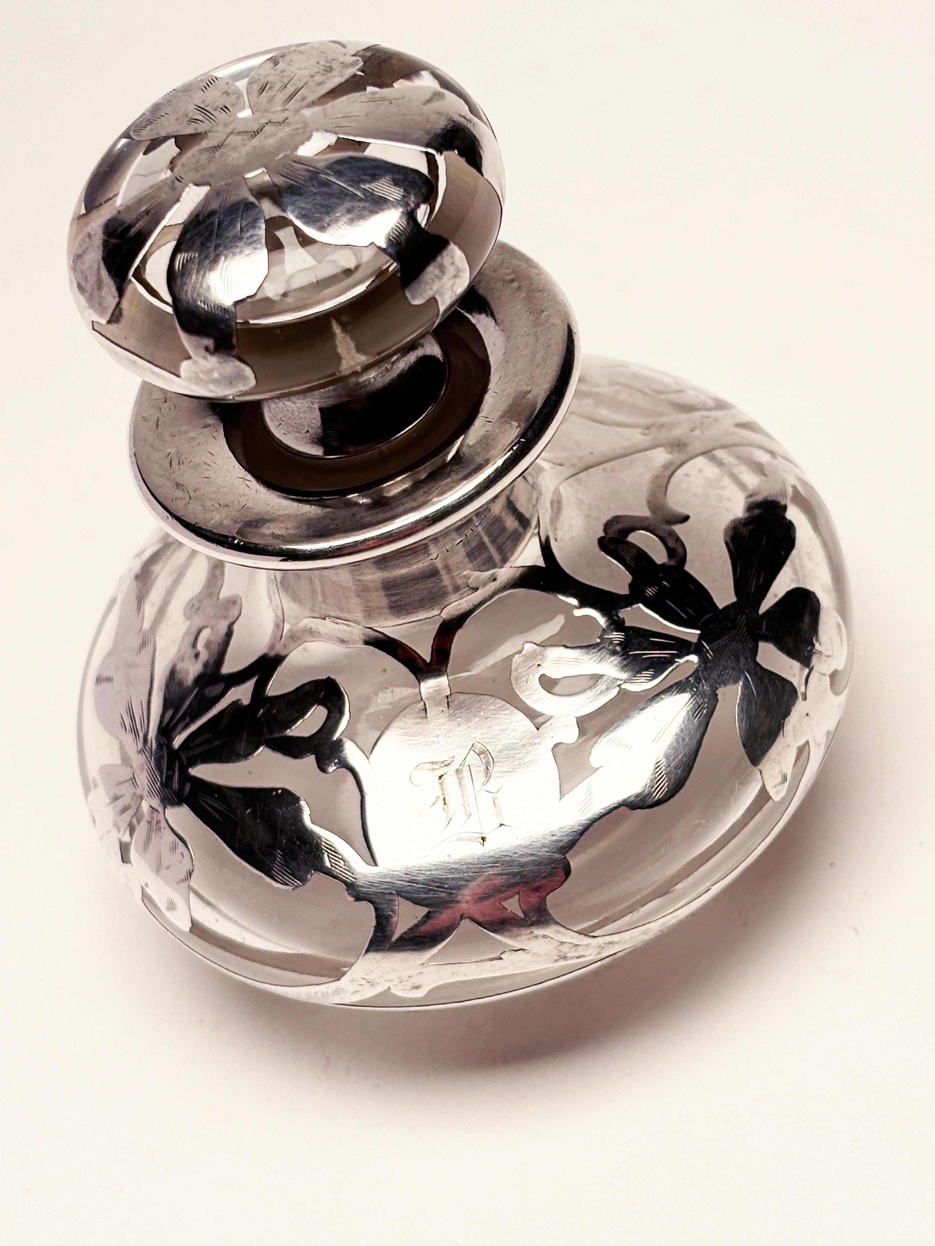 Americano Bottiglia di profumo in stile Art Nouveau con fiori ornati e sovrimpressione in sterile con monogrammi in vendita