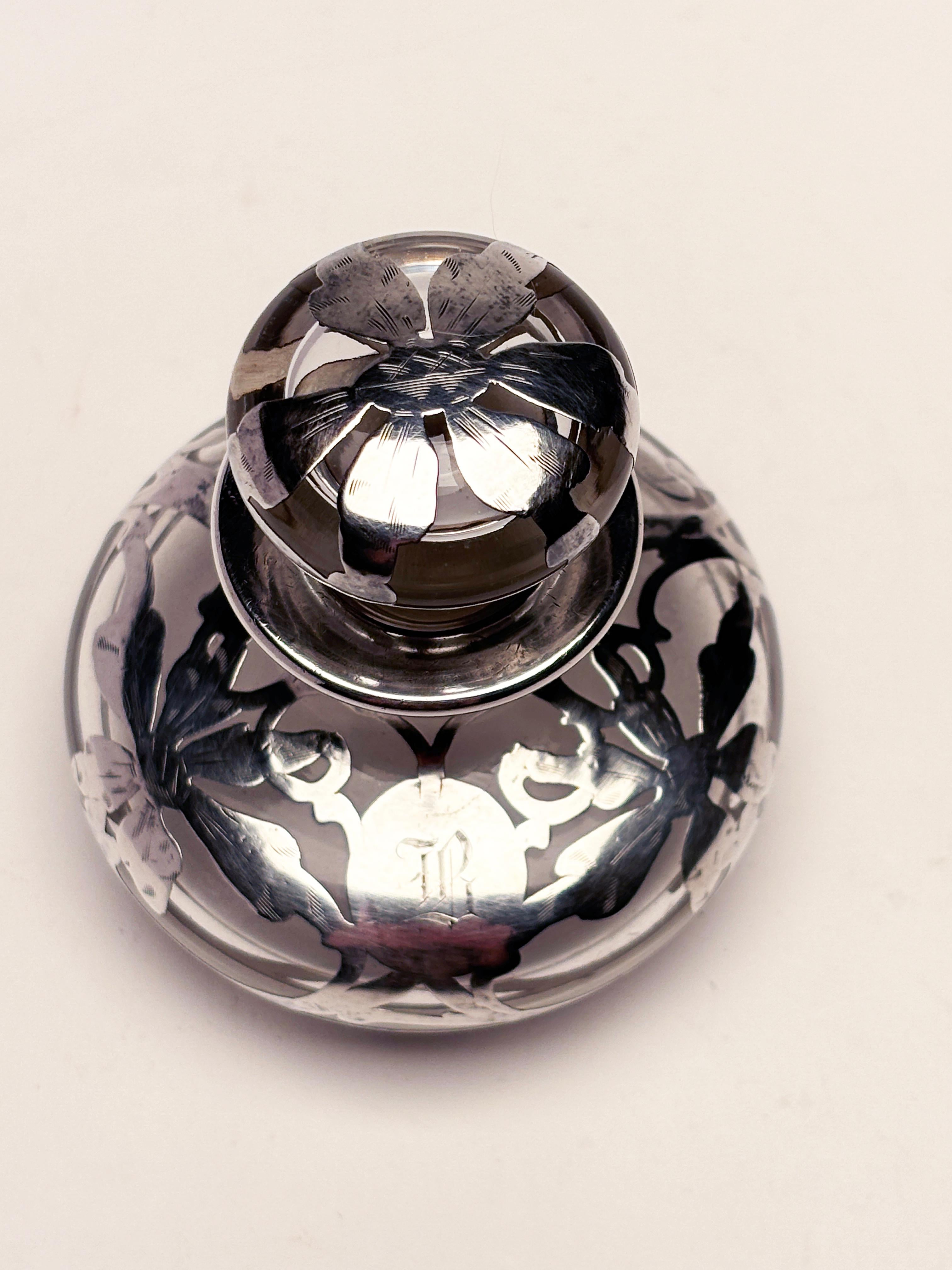 Fatto a mano Bottiglia di profumo in stile Art Nouveau con fiori ornati e sovrimpressione in sterile con monogrammi in vendita