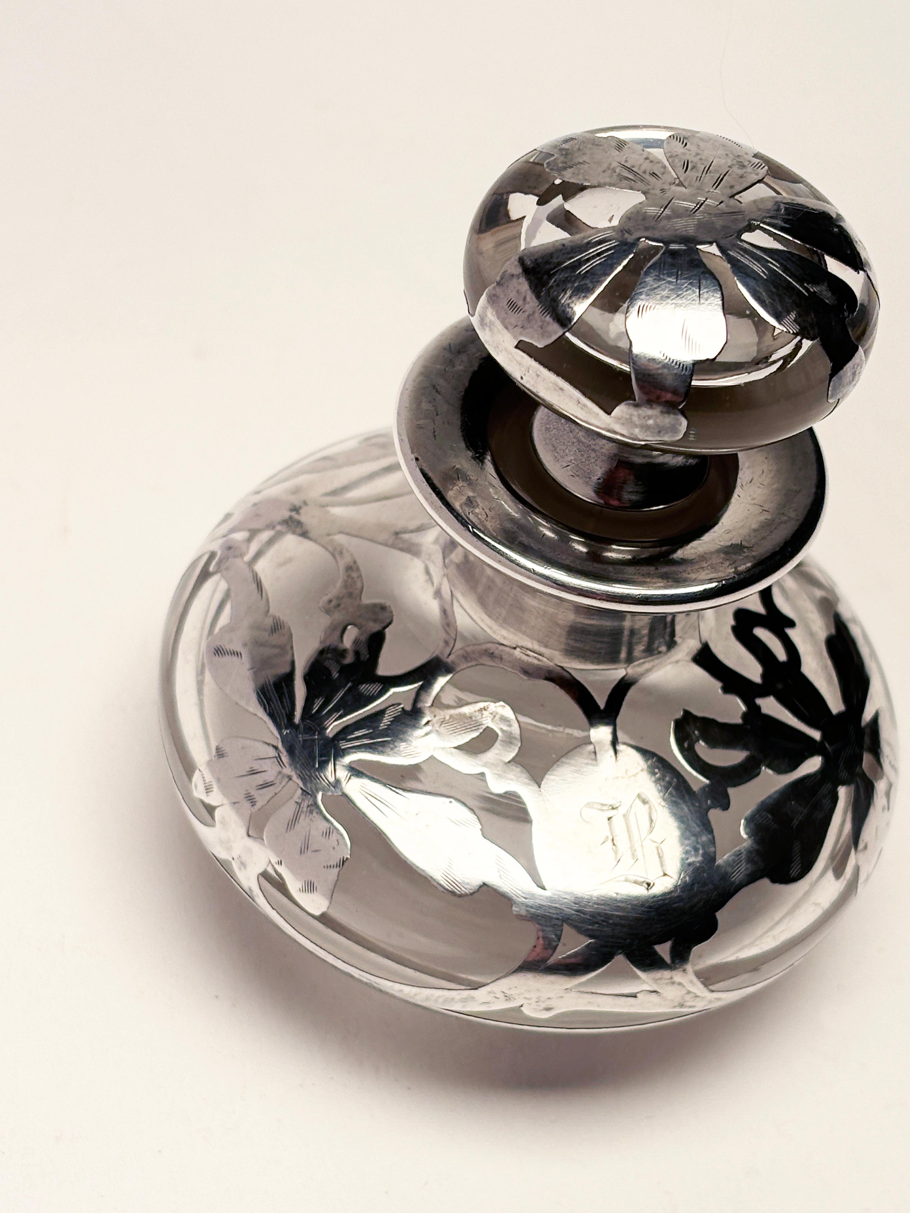 Bottiglia di profumo in stile Art Nouveau con fiori ornati e sovrimpressione in sterile con monogrammi In condizioni buone in vendita a Louisville, KY