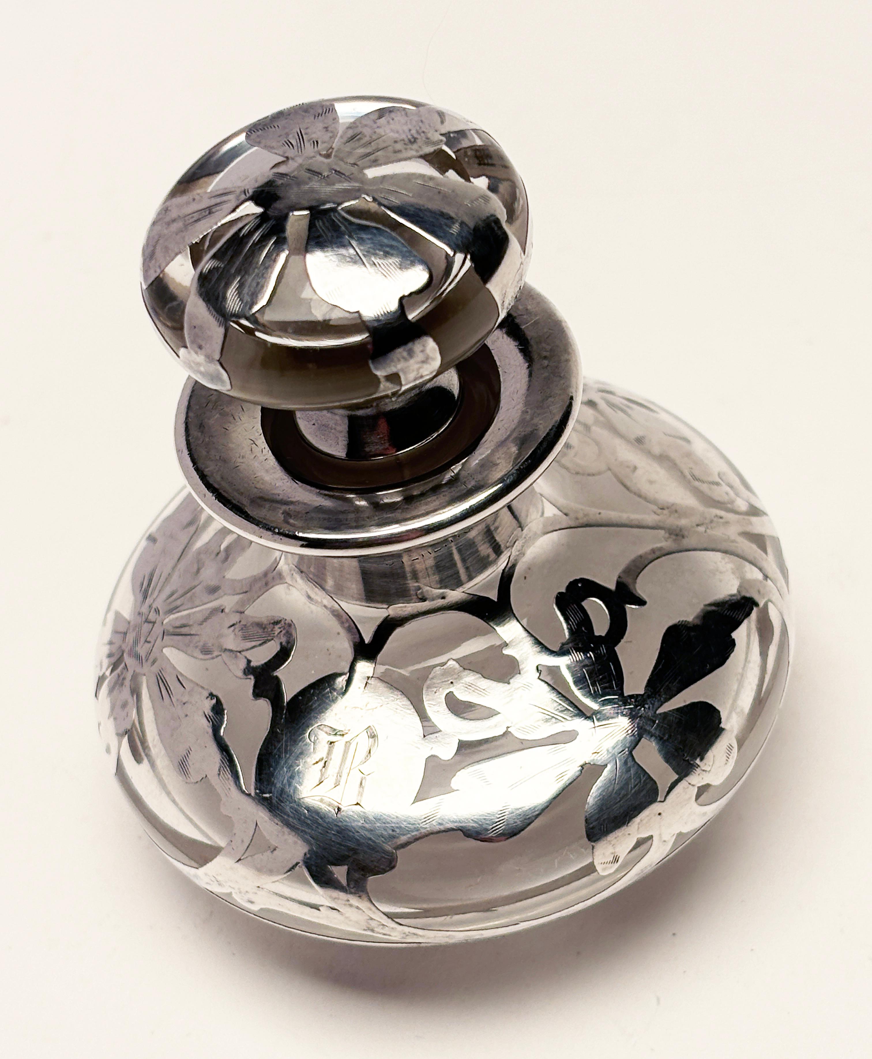 XIX secolo Bottiglia di profumo in stile Art Nouveau con fiori ornati e sovrimpressione in sterile con monogrammi in vendita