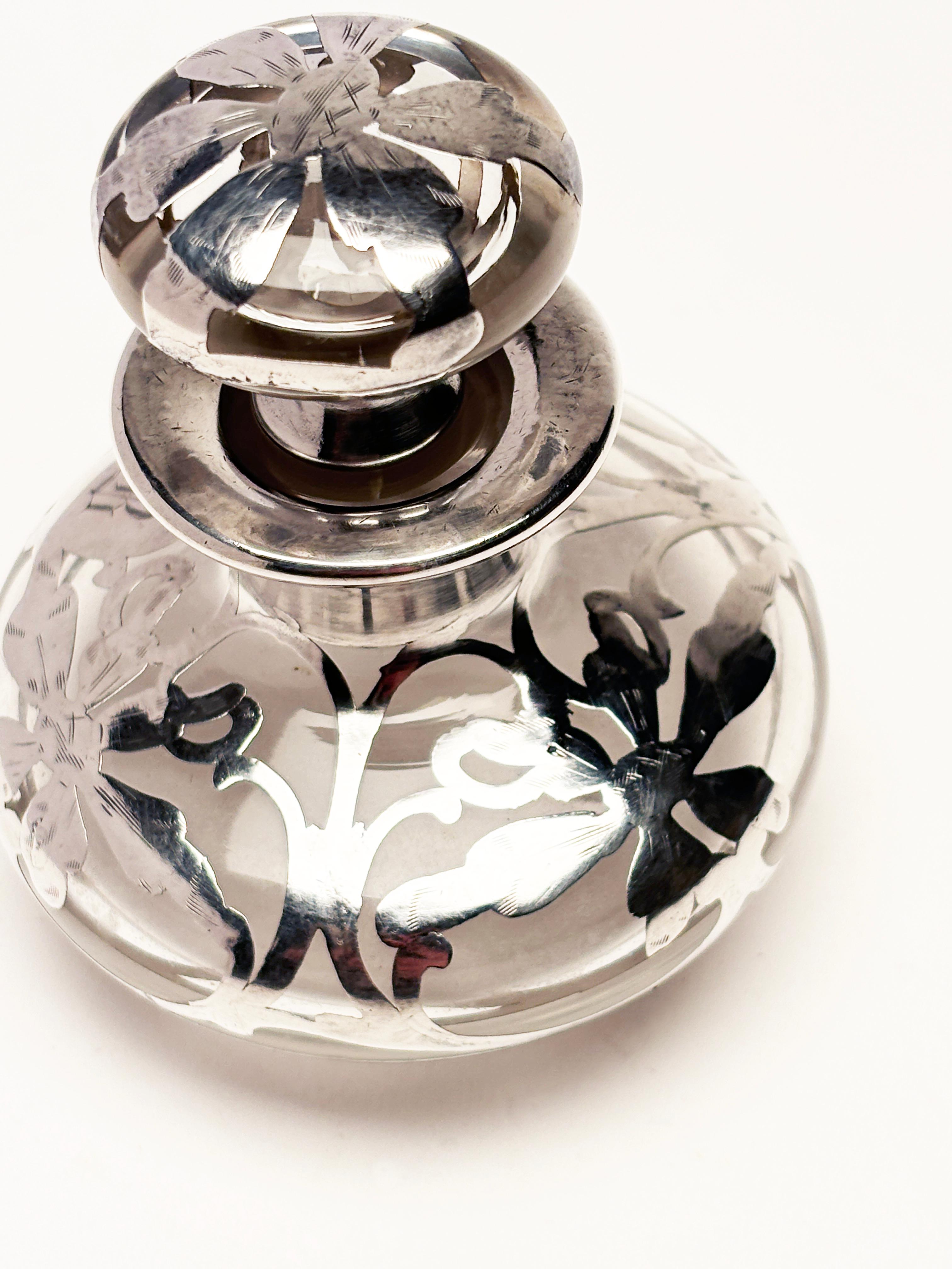 Argento 925 Bottiglia di profumo in stile Art Nouveau con fiori ornati e sovrimpressione in sterile con monogrammi in vendita