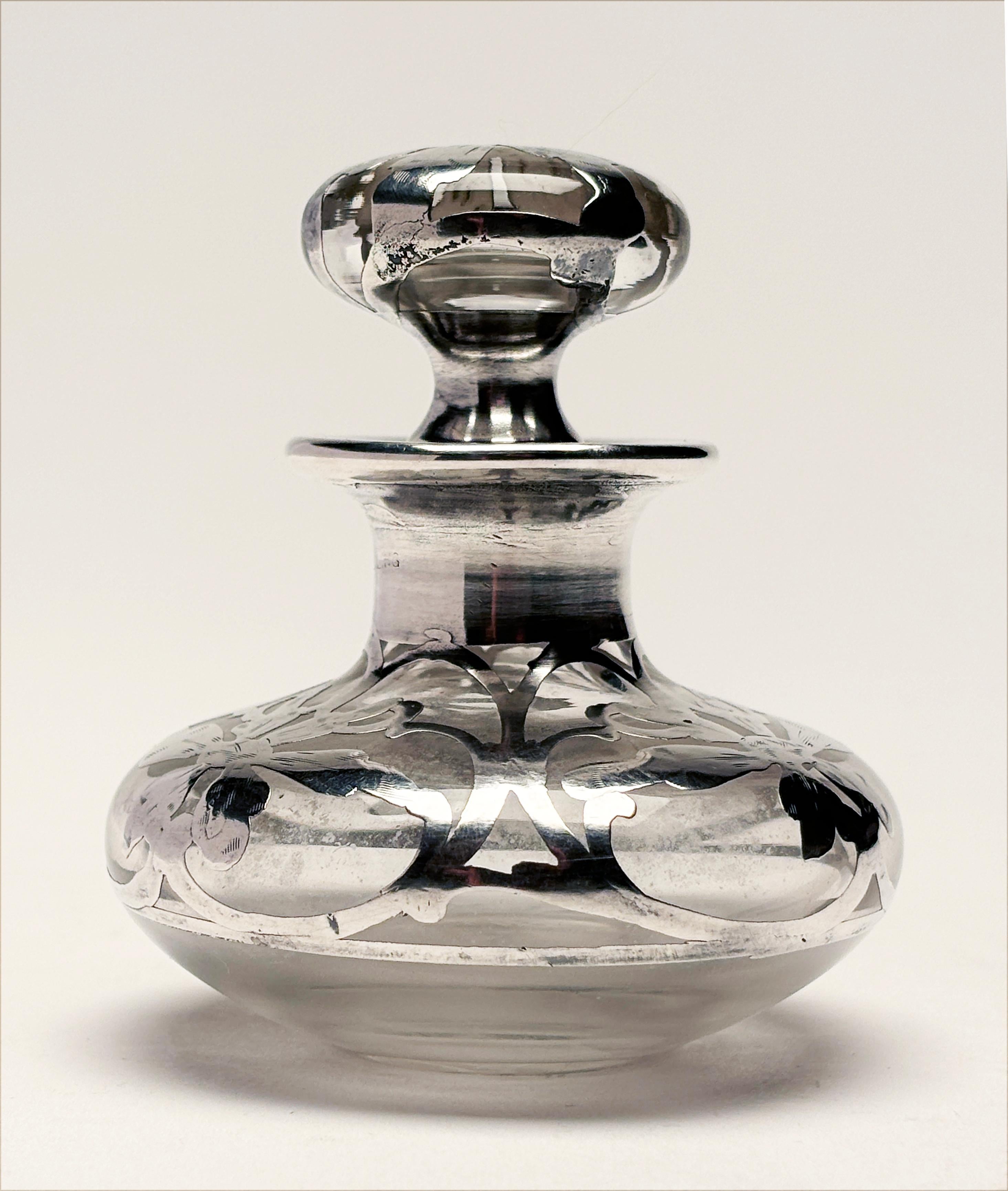 Bottiglia di profumo in stile Art Nouveau con fiori ornati e sovrimpressione in sterile con monogrammi in vendita 1